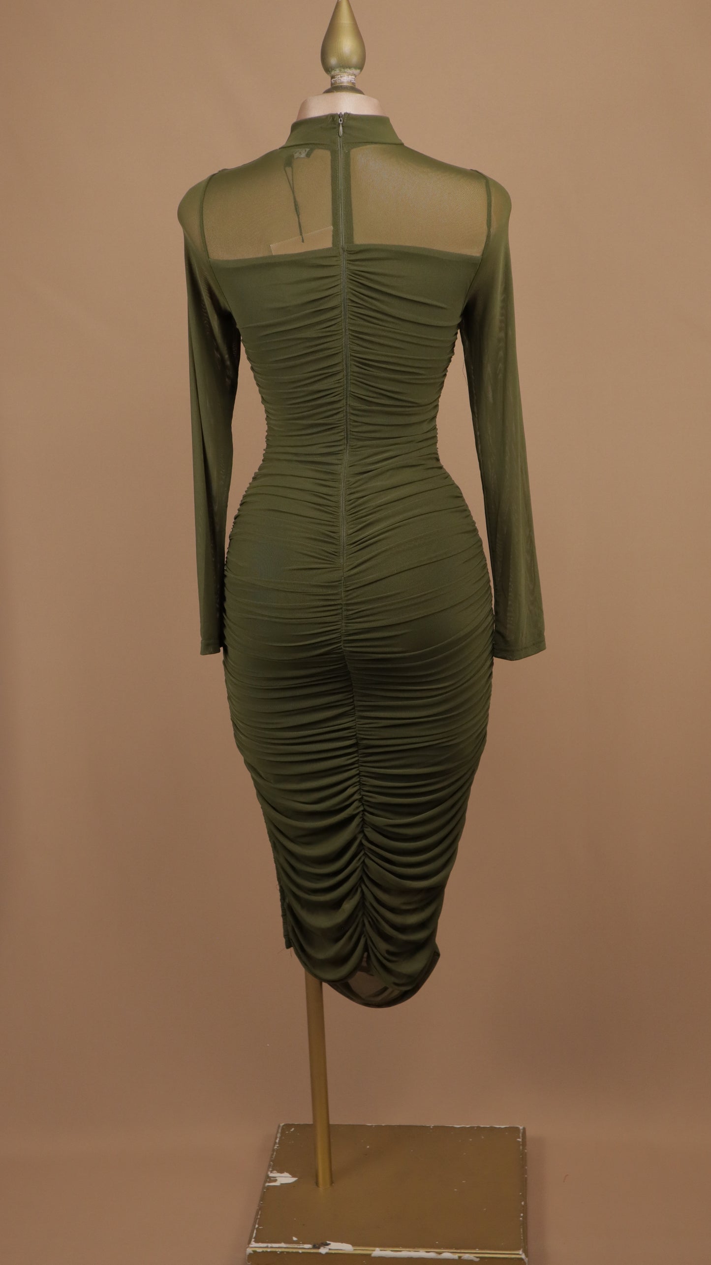 Vestido midi ajustado en malla en manga larga