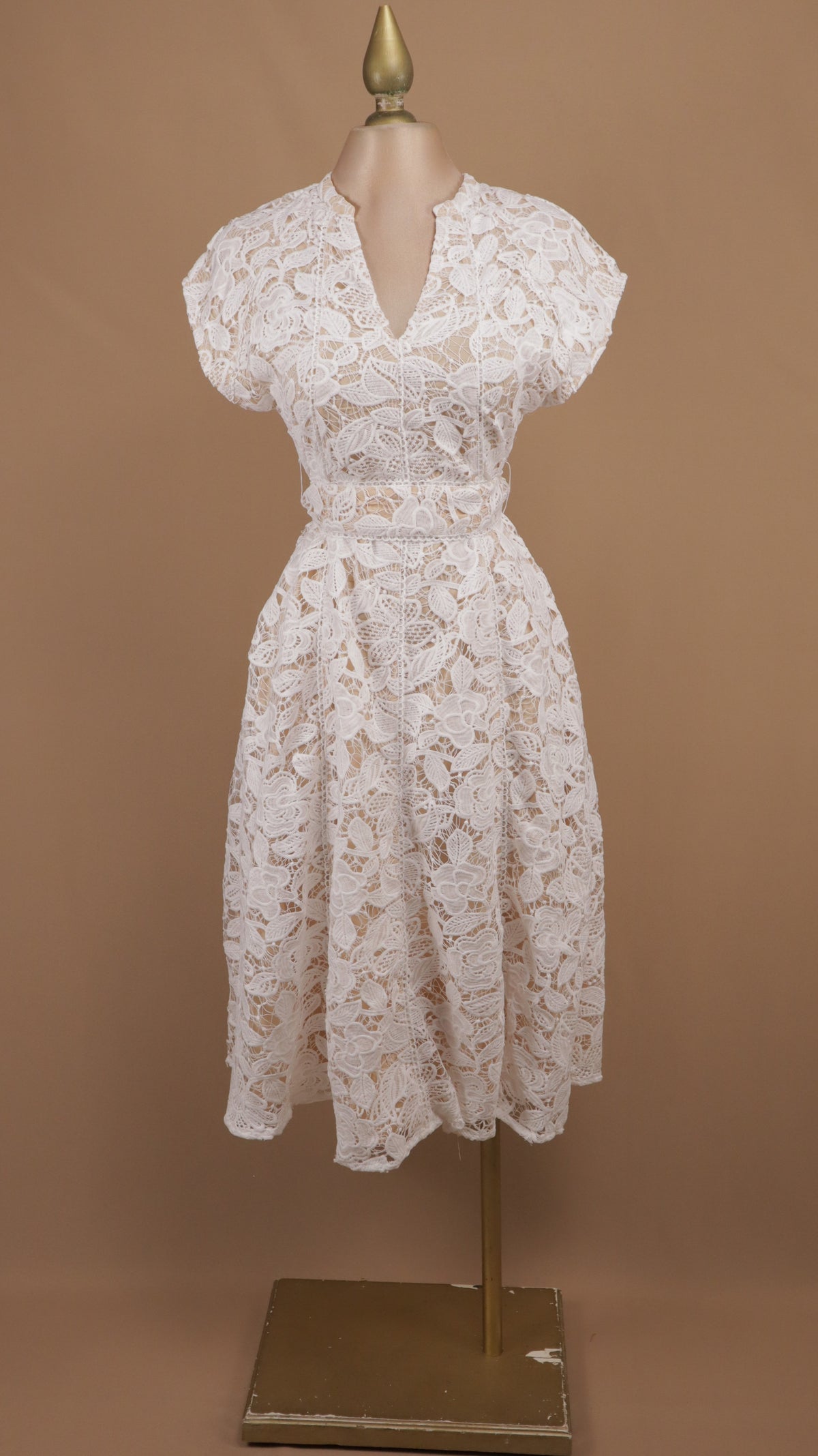 Vestido midi de encaje floral guipur con escote en V