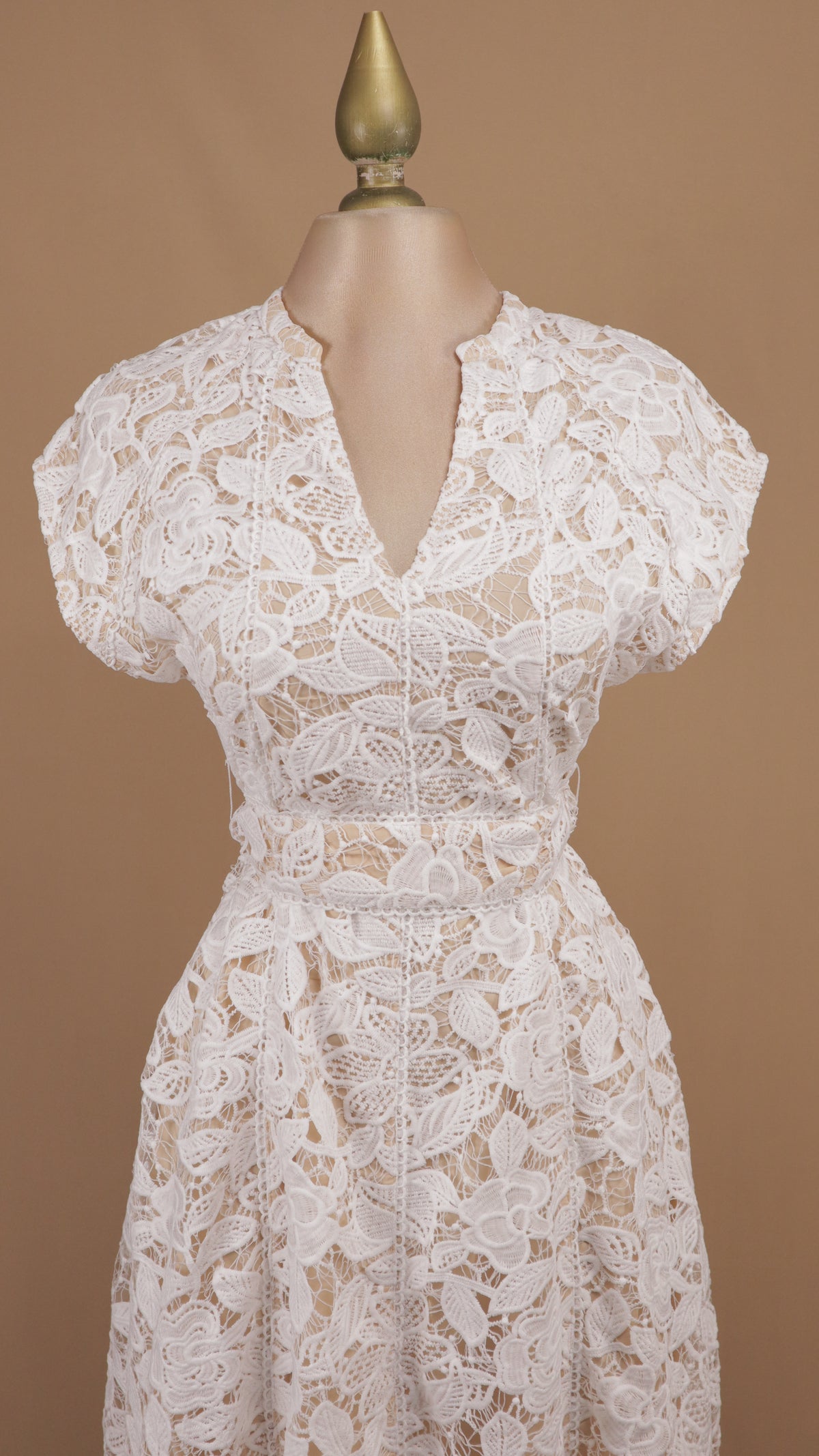 Vestido midi de encaje floral guipur con escote en V