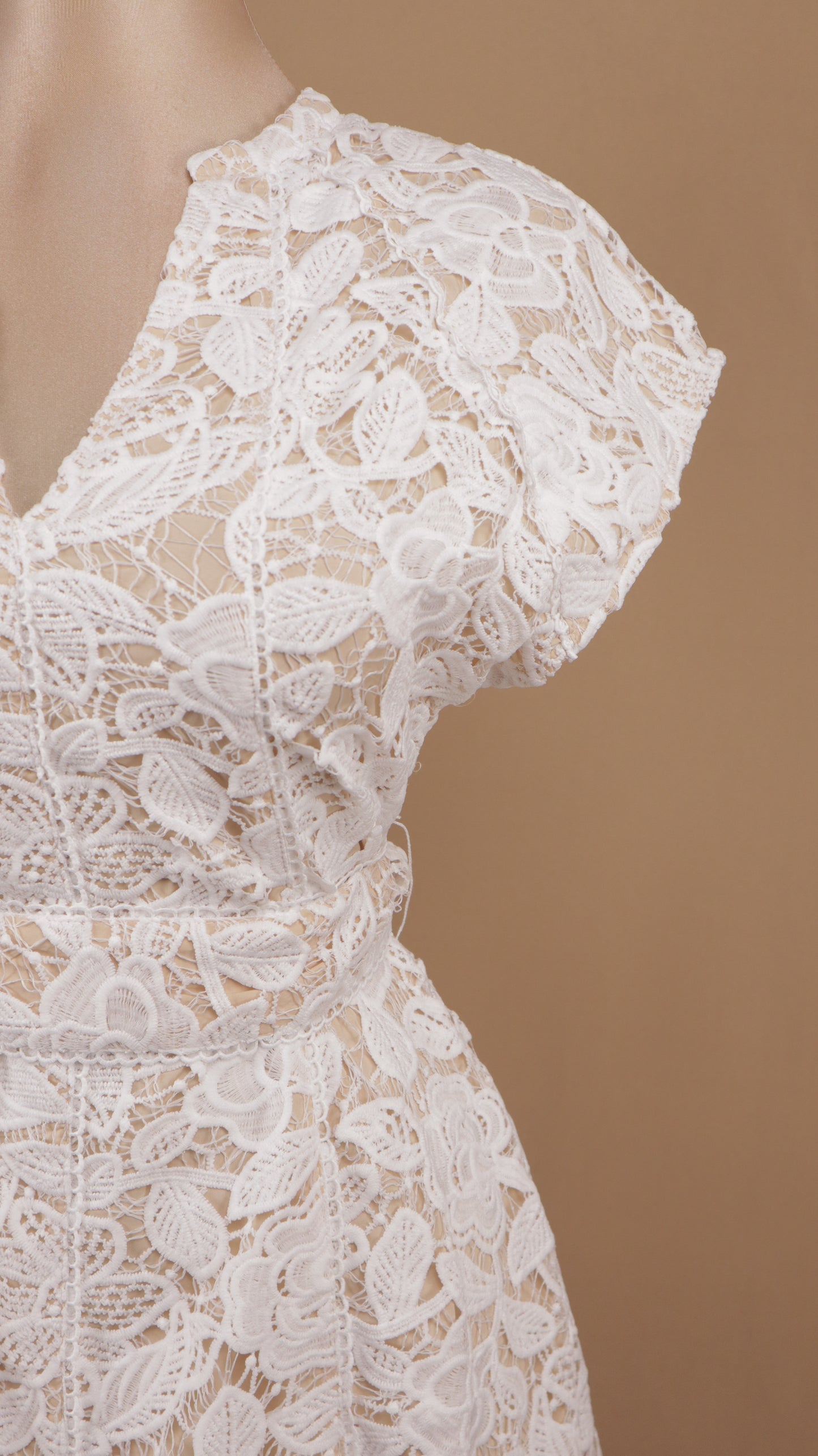 Vestido midi de encaje floral guipur con escote en V