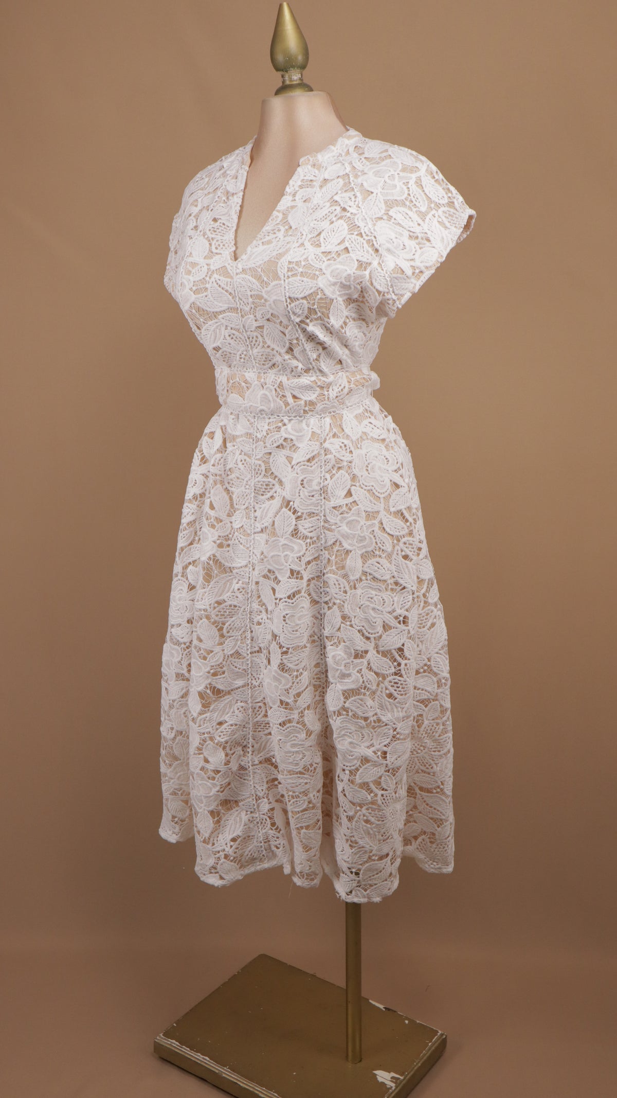 Vestido midi de encaje floral guipur con escote en V