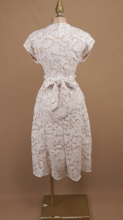 Vestido midi de encaje floral guipur con escote en V