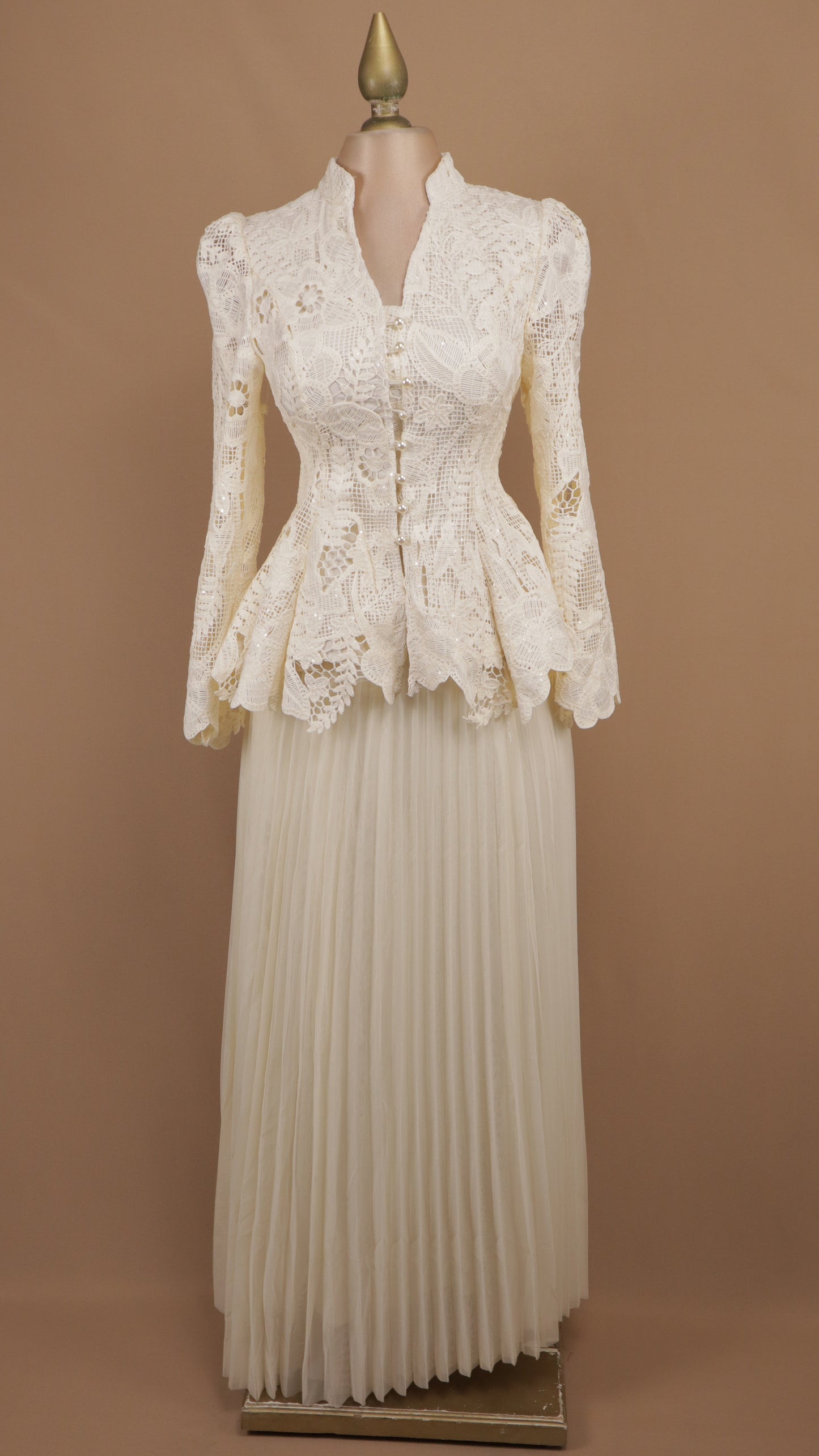 Conjunto maxi de encaje guipur estilo peplum con falda plisada