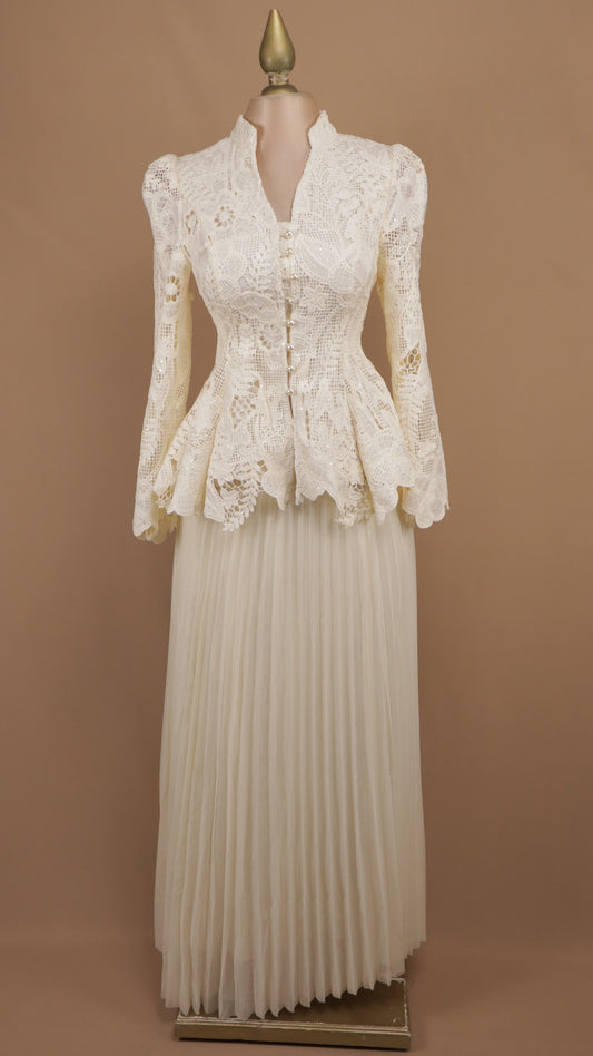 Conjunto maxi de encaje guipur estilo peplum con falda plisada