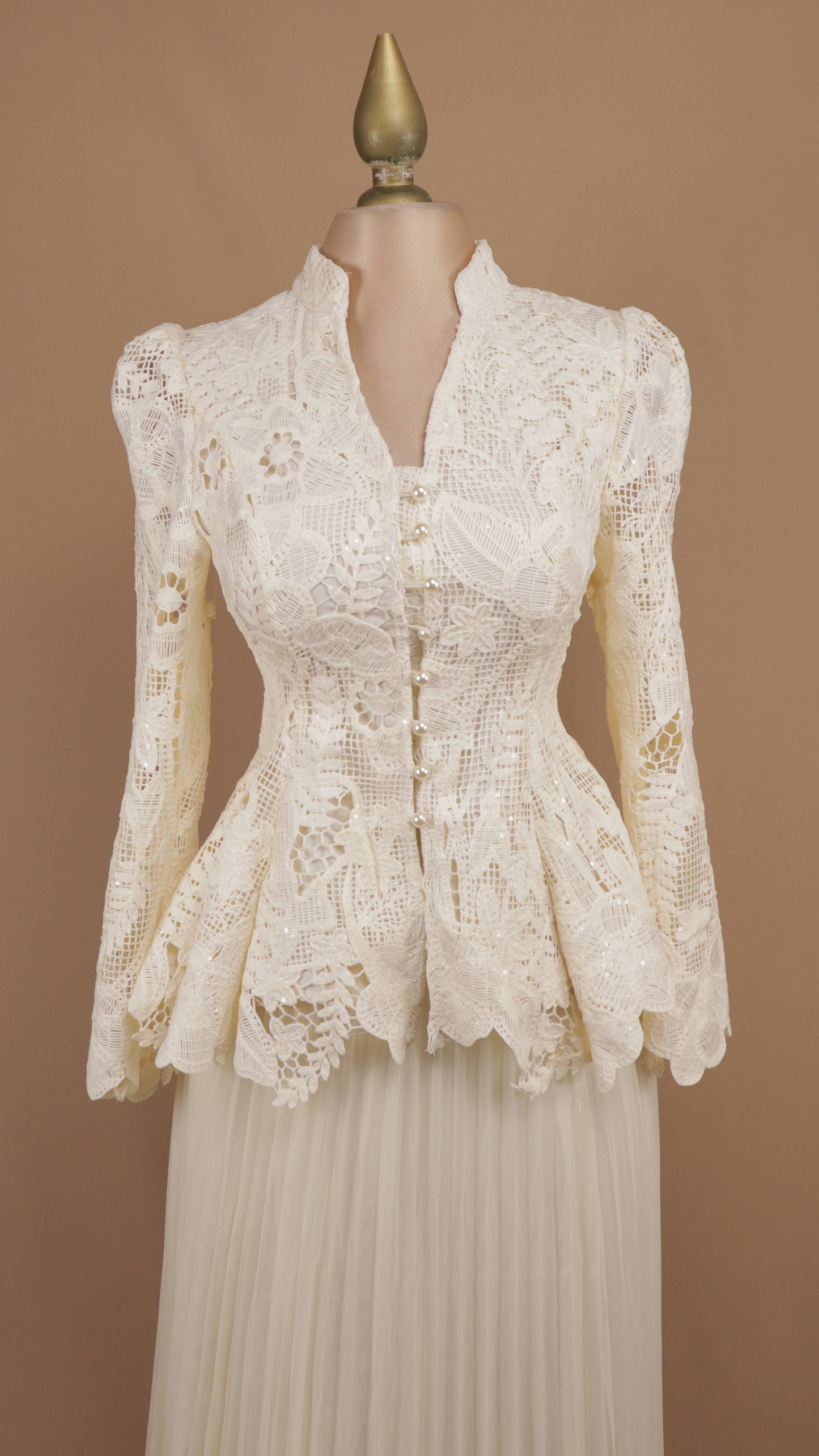 Conjunto maxi de encaje guipur estilo peplum con falda plisada