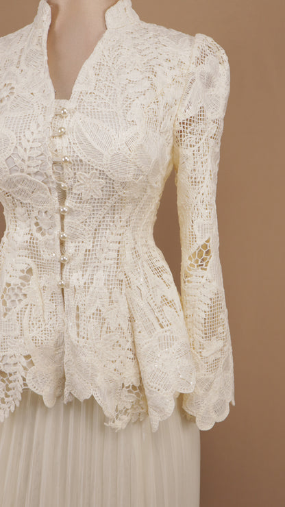 Conjunto maxi de encaje guipur estilo peplum con falda plisada