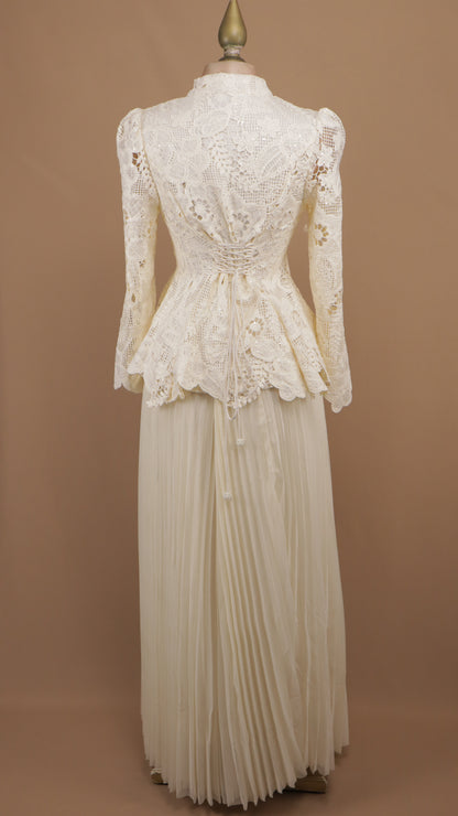 Conjunto maxi de encaje guipur estilo peplum con falda plisada