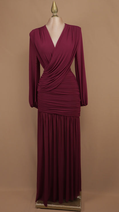 Vestido largo de noche en gasa drapeada con escote en V cruzado