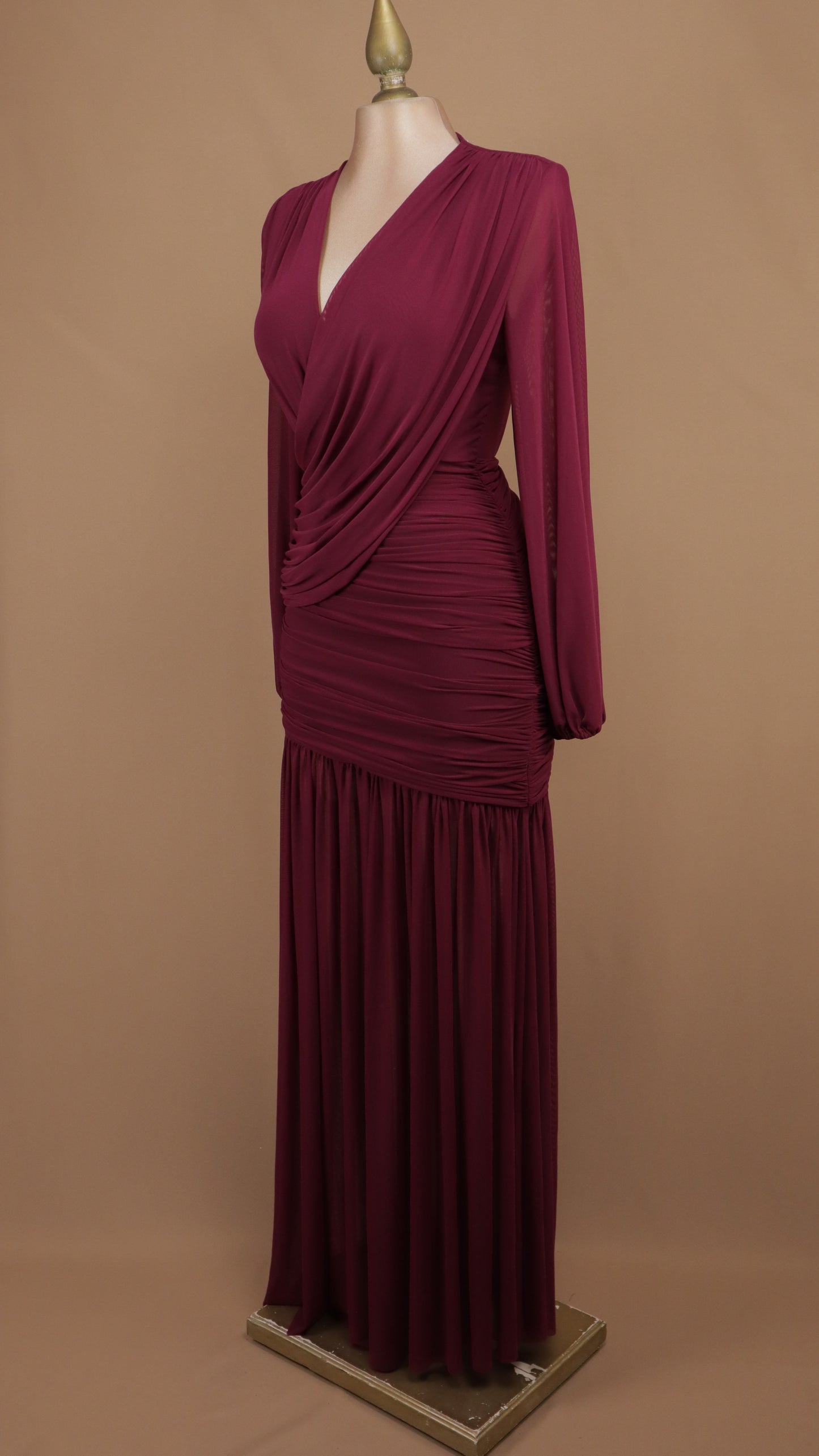 Vestido largo de noche en gasa drapeada con escote en V cruzado
