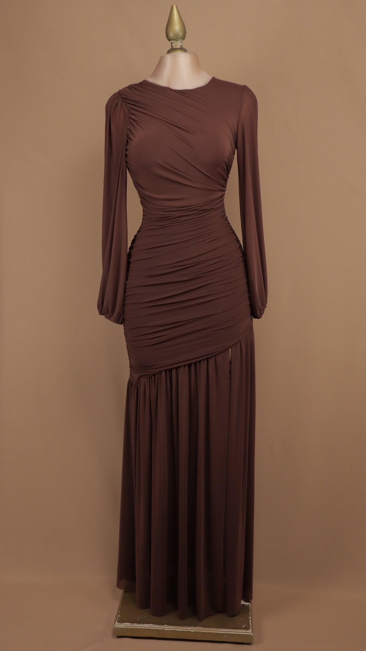 Vestido largo de gala en gasa con drapeado cruzado y mangas obispo