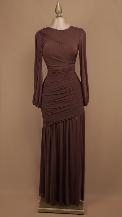 Vestido largo de gala en gasa con drapeado cruzado y mangas obispo