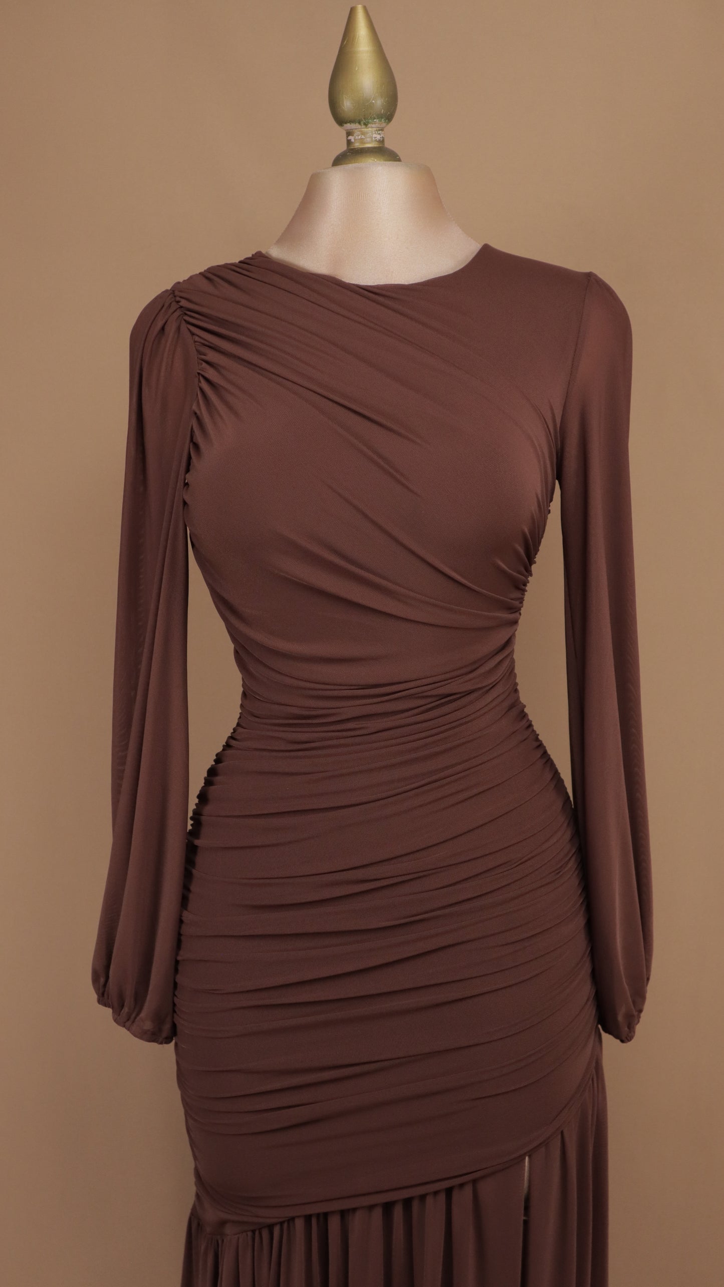 Vestido largo de gala en gasa con drapeado cruzado y mangas obispo