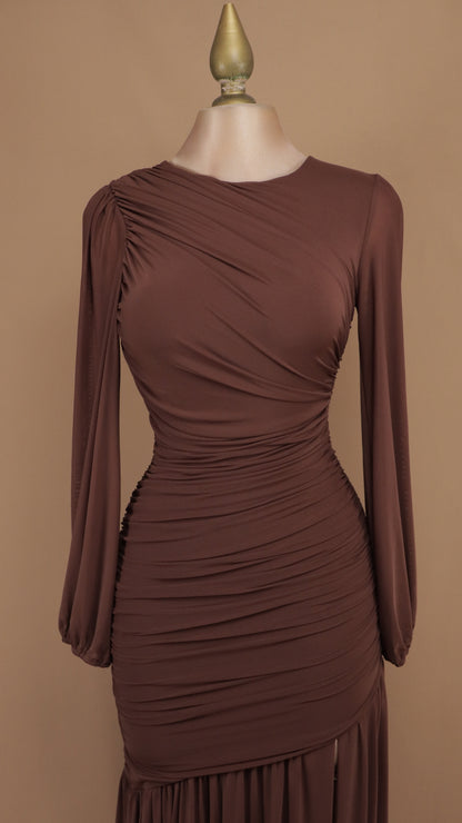 Vestido largo de gala en gasa con drapeado cruzado y mangas obispo