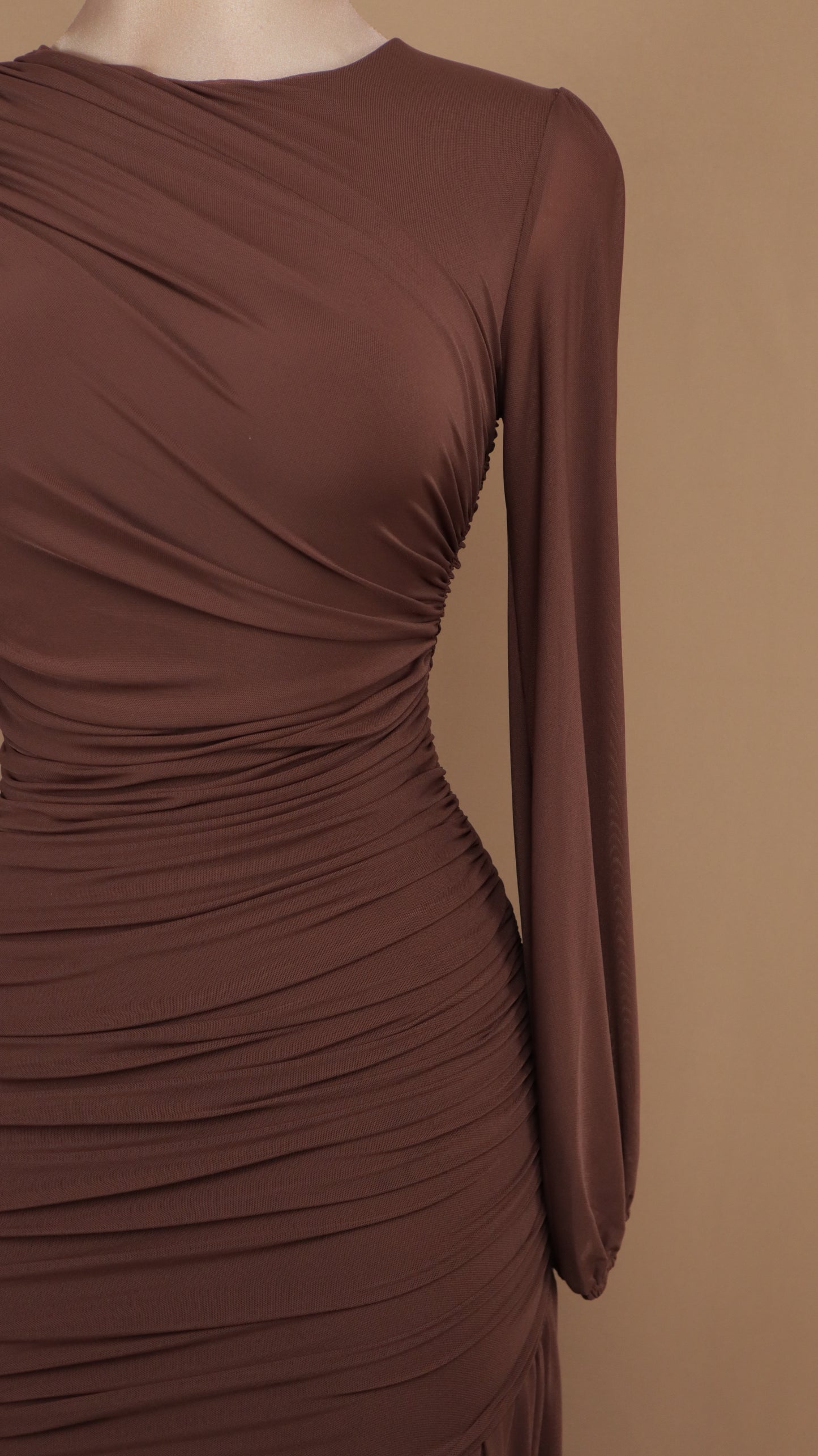 Vestido largo de gala en gasa con drapeado cruzado y mangas obispo