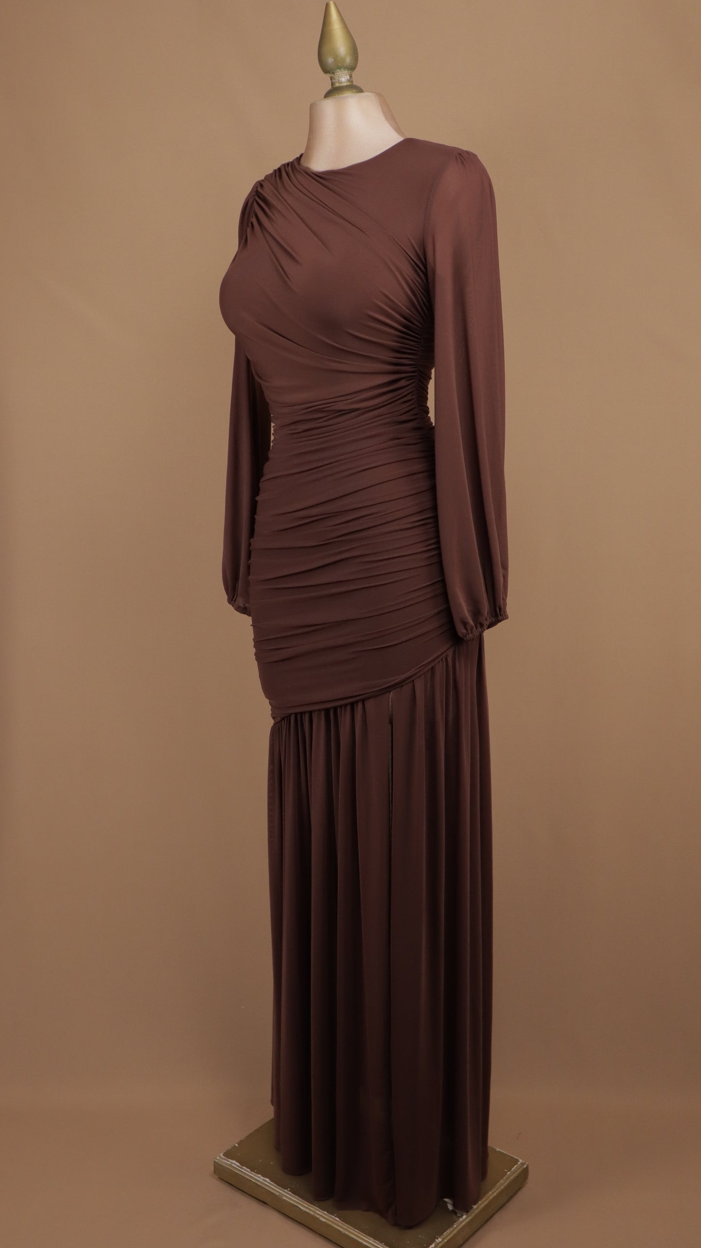 Vestido largo de gala en gasa con drapeado cruzado y mangas obispo