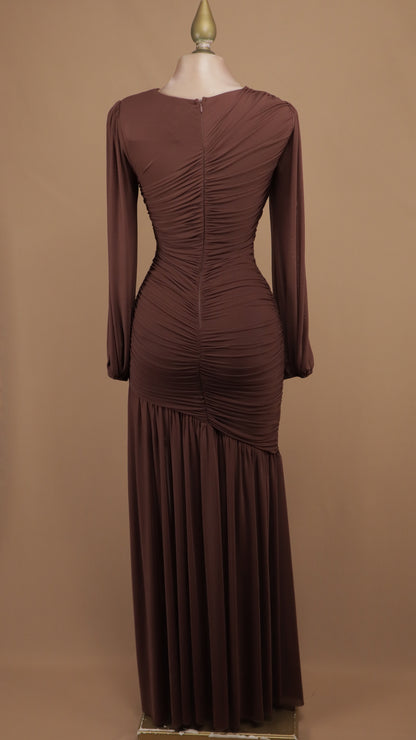 Vestido largo de gala en gasa con drapeado cruzado y mangas obispo