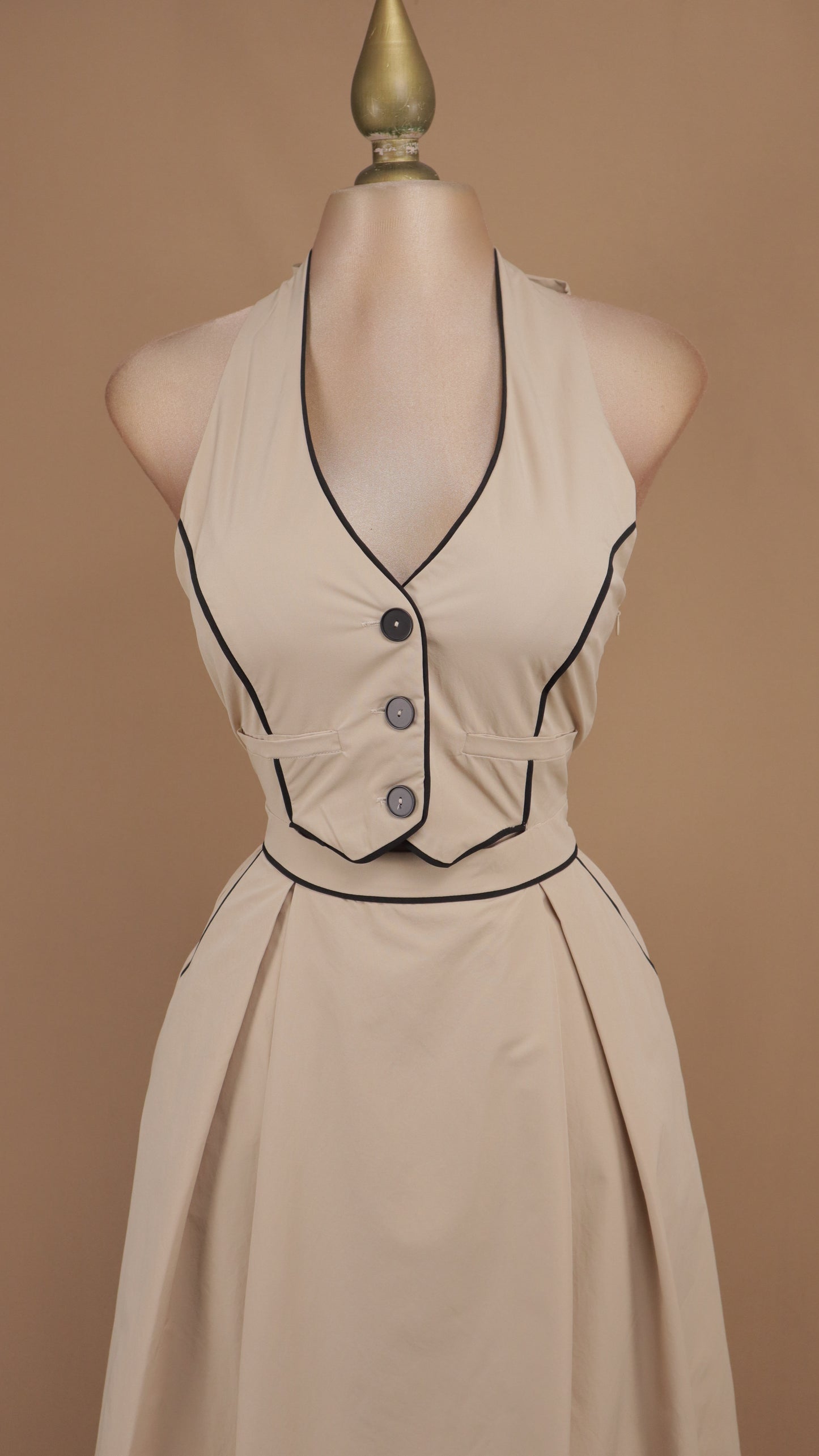 Vestido midi tipo sastre con cuello halter y ribetes en contraste