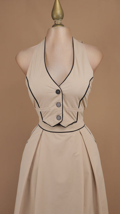 Vestido midi tipo sastre con cuello halter y ribetes en contraste
