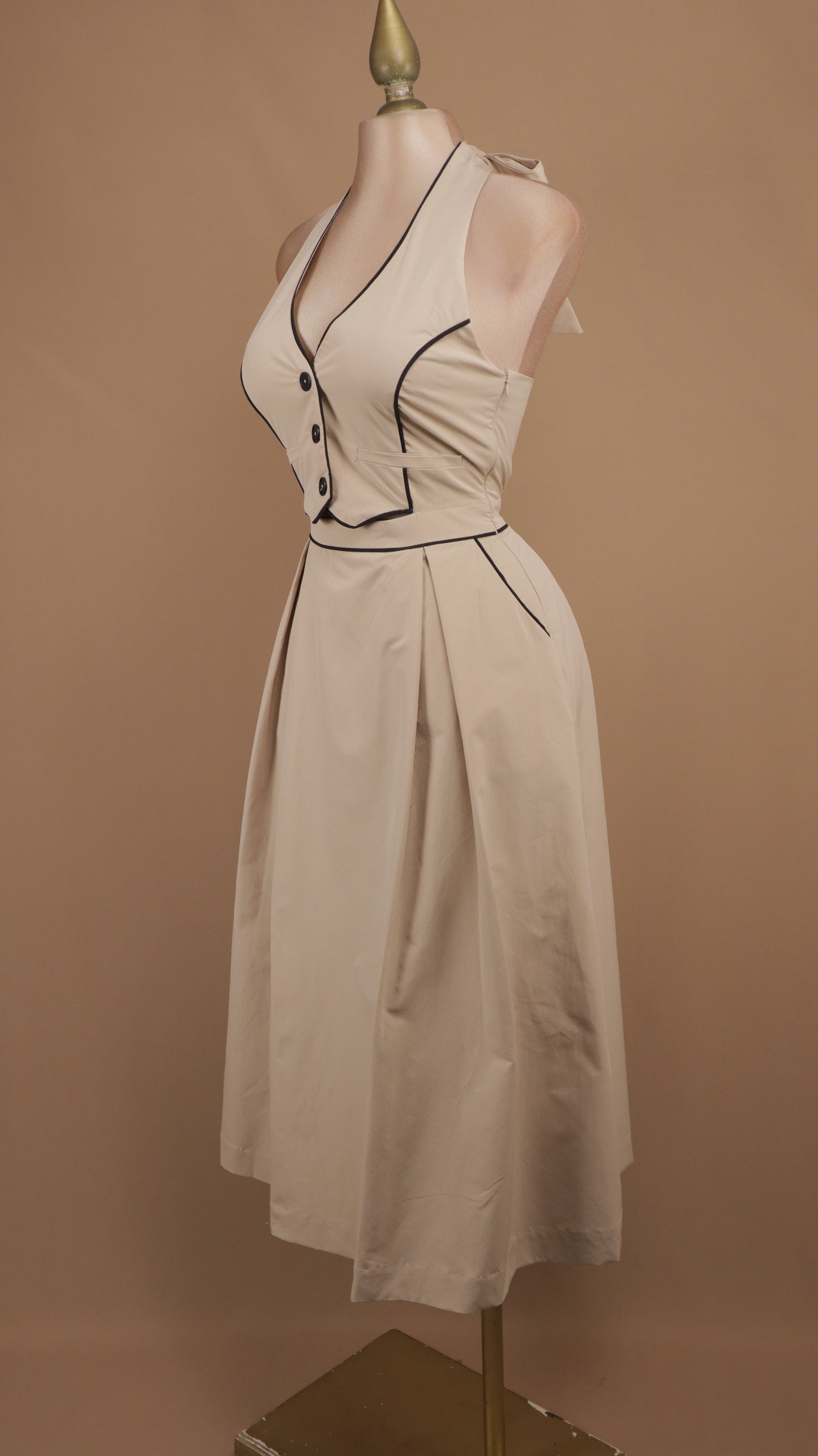 Vestido midi tipo sastre con cuello halter y ribetes en contraste