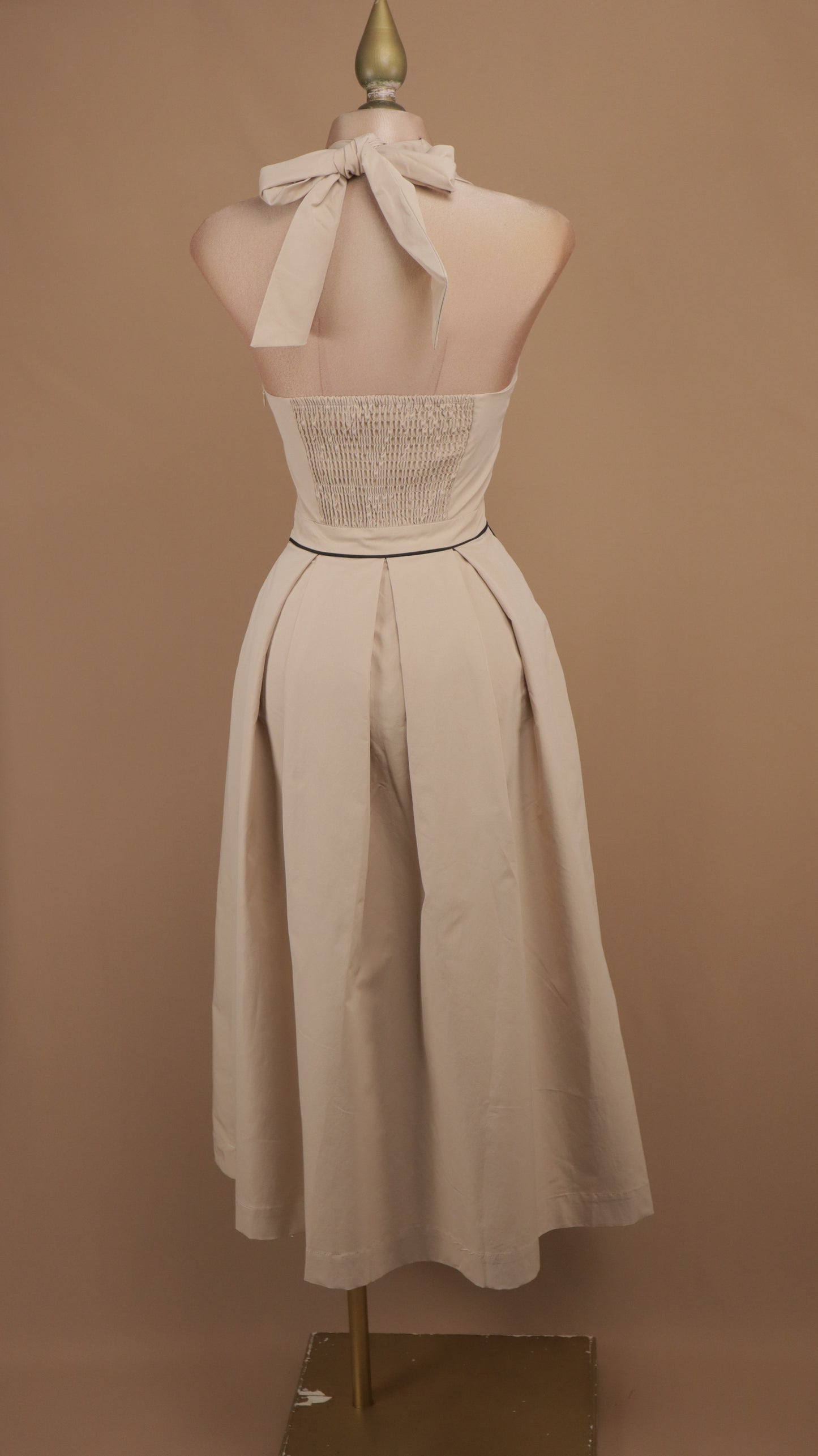 Vestido midi tipo sastre con cuello halter y ribetes en contraste