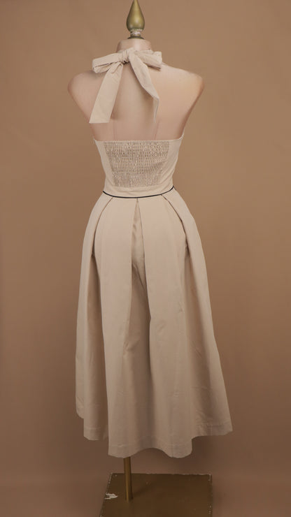 Vestido midi tipo sastre con cuello halter y ribetes en contraste