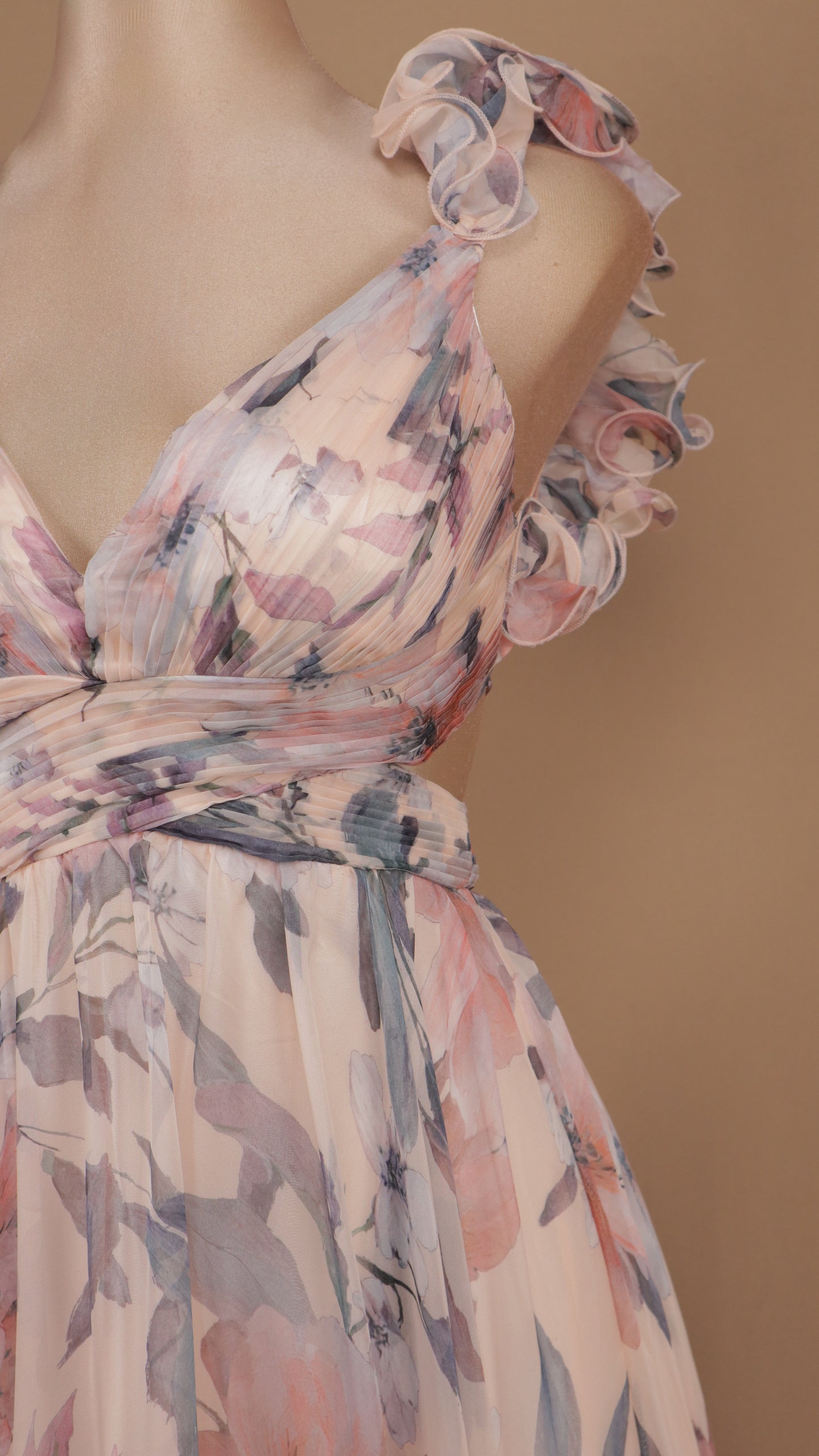 Vestido largo romántico de chifón floral con escote en V y tirantes con olanes