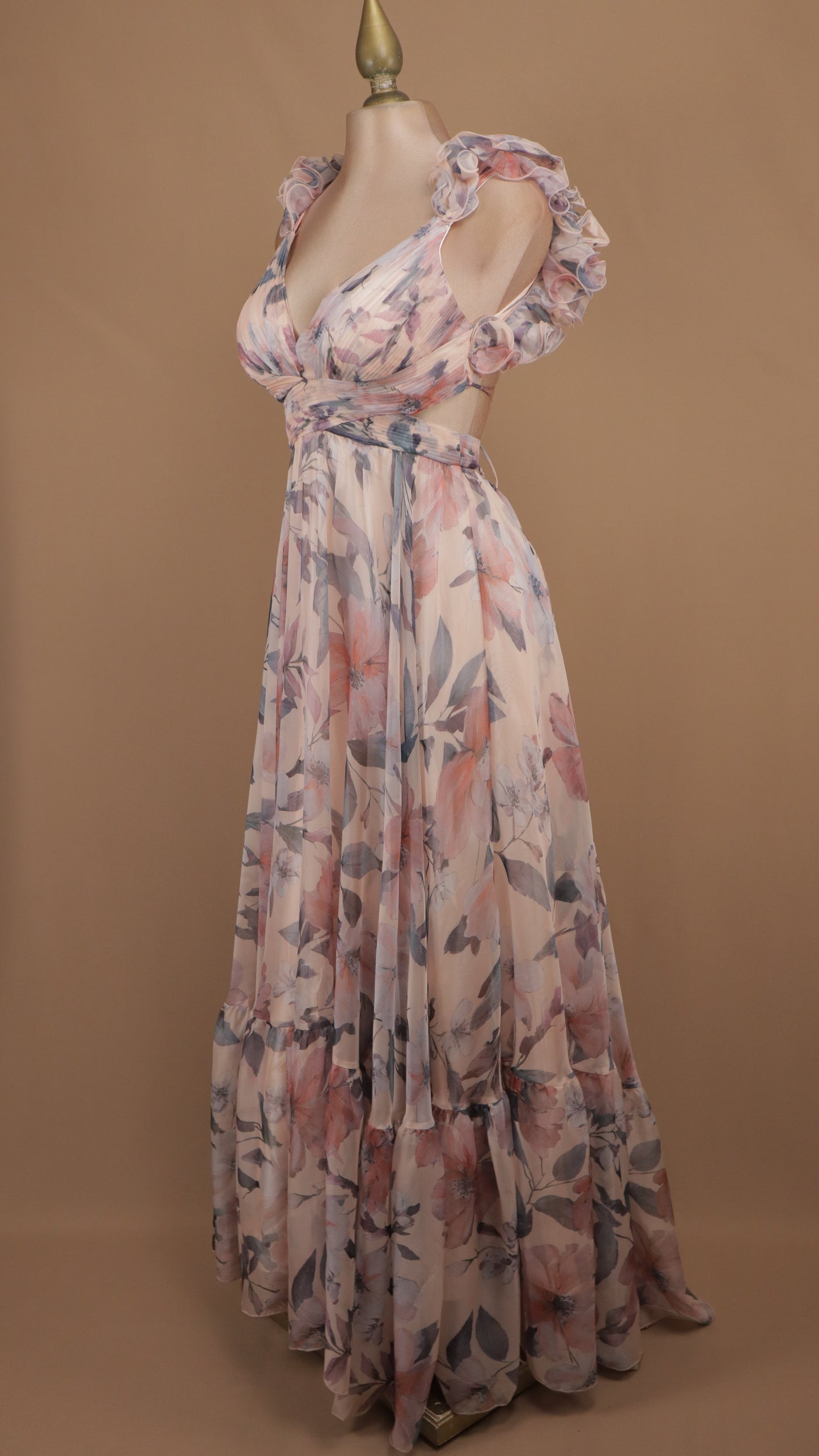 Vestido largo romántico de chifón floral con escote en V y tirantes con olanes