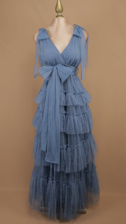 Vestido largo de tul en capas con lazos en los hombros y pedrería