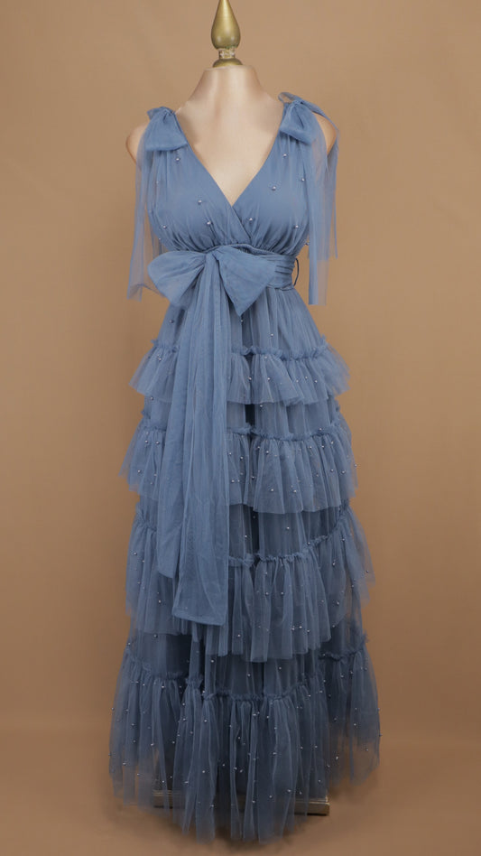 Vestido largo de tul en capas con lazos en los hombros y pedrería