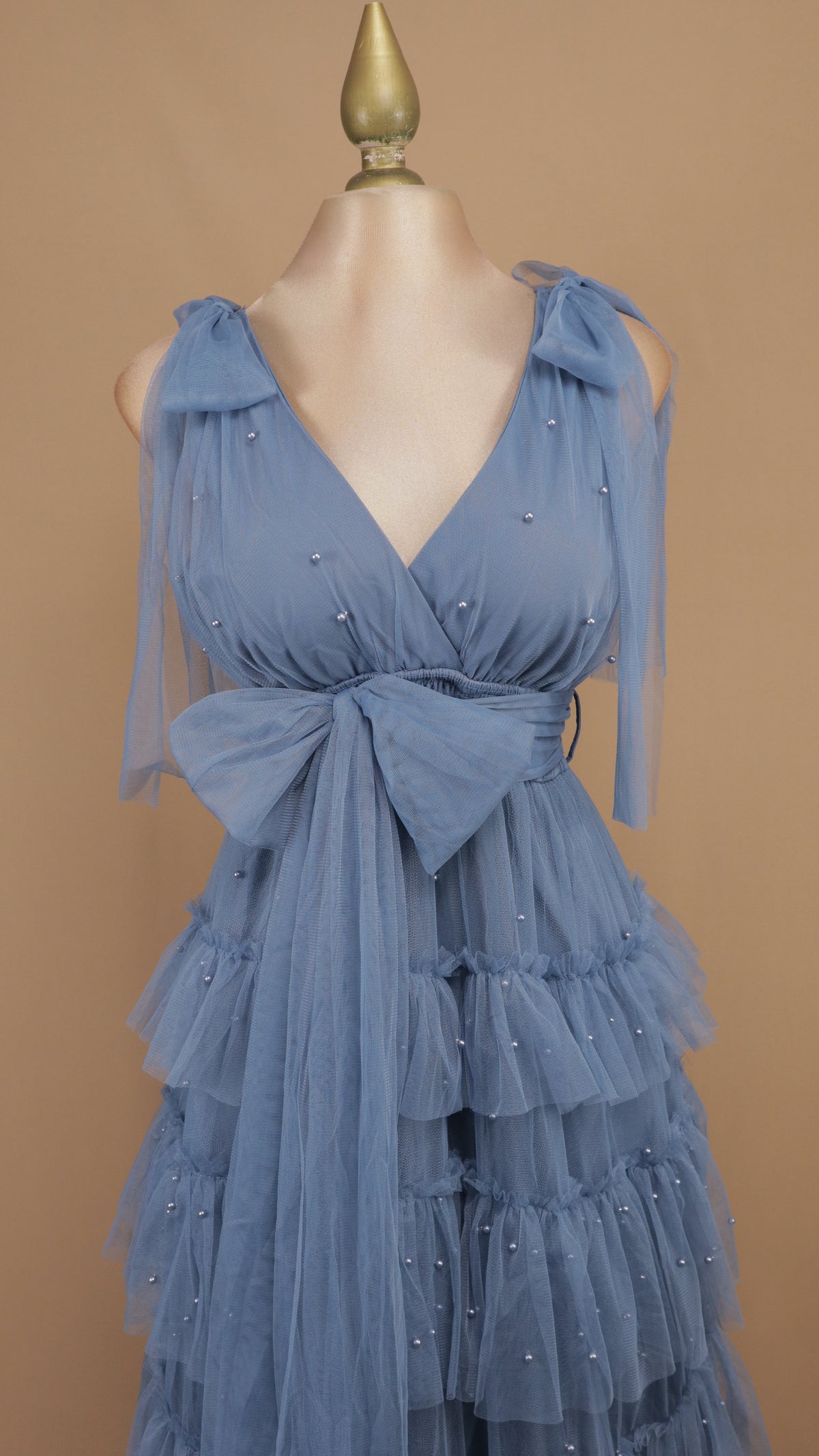 Vestido largo de tul en capas con lazos en los hombros y pedrería