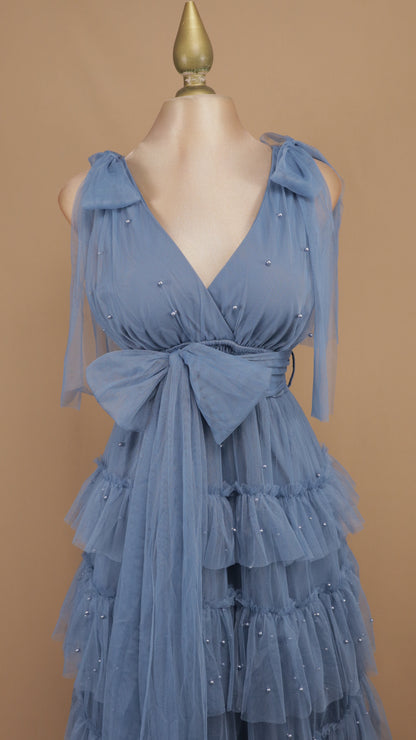 Vestido largo de tul en capas con lazos en los hombros y pedrería