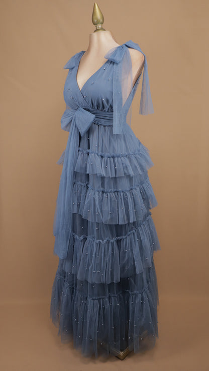 Vestido largo de tul en capas con lazos en los hombros y pedrería