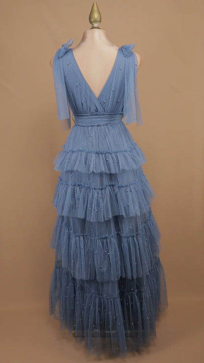 Vestido largo de tul en capas con lazos en los hombros y pedrería