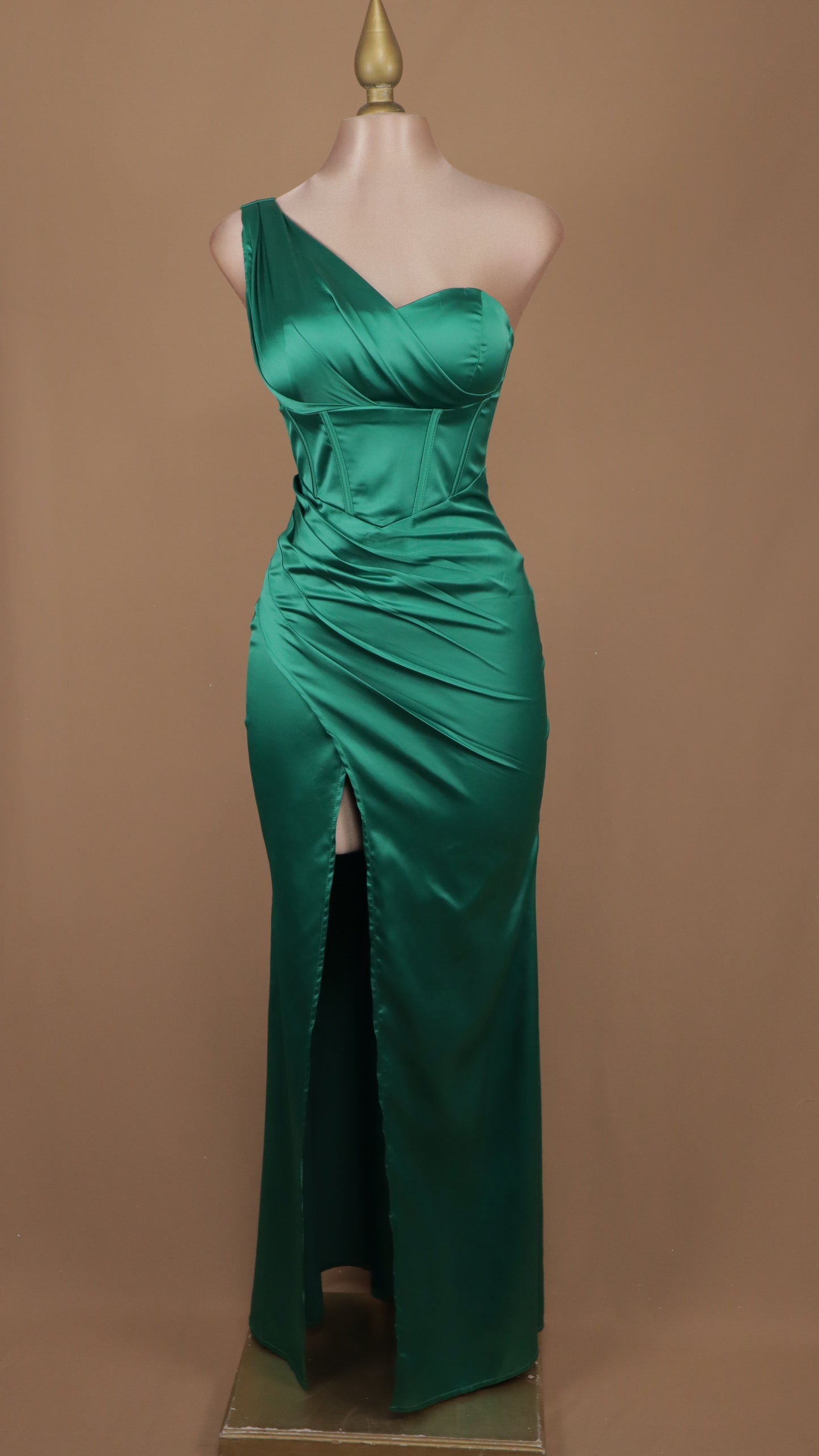 Vestido largo escote asimétrico satinado