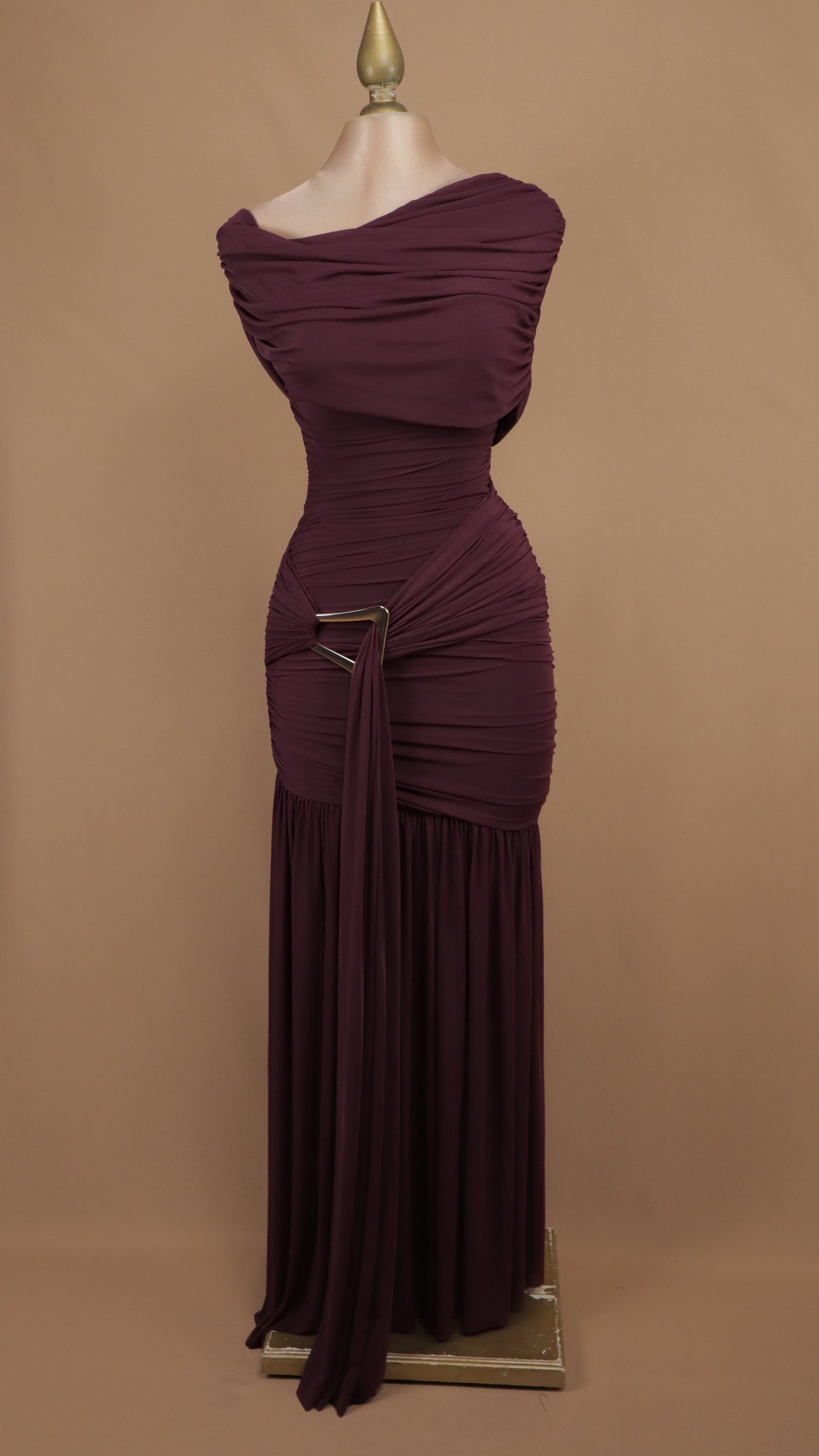 Vestido largo drapeado con hebilla metálica