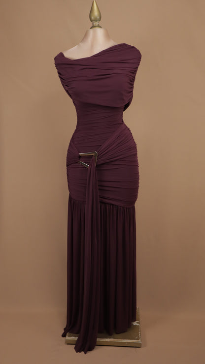 Vestido largo drapeado con hebilla metálica