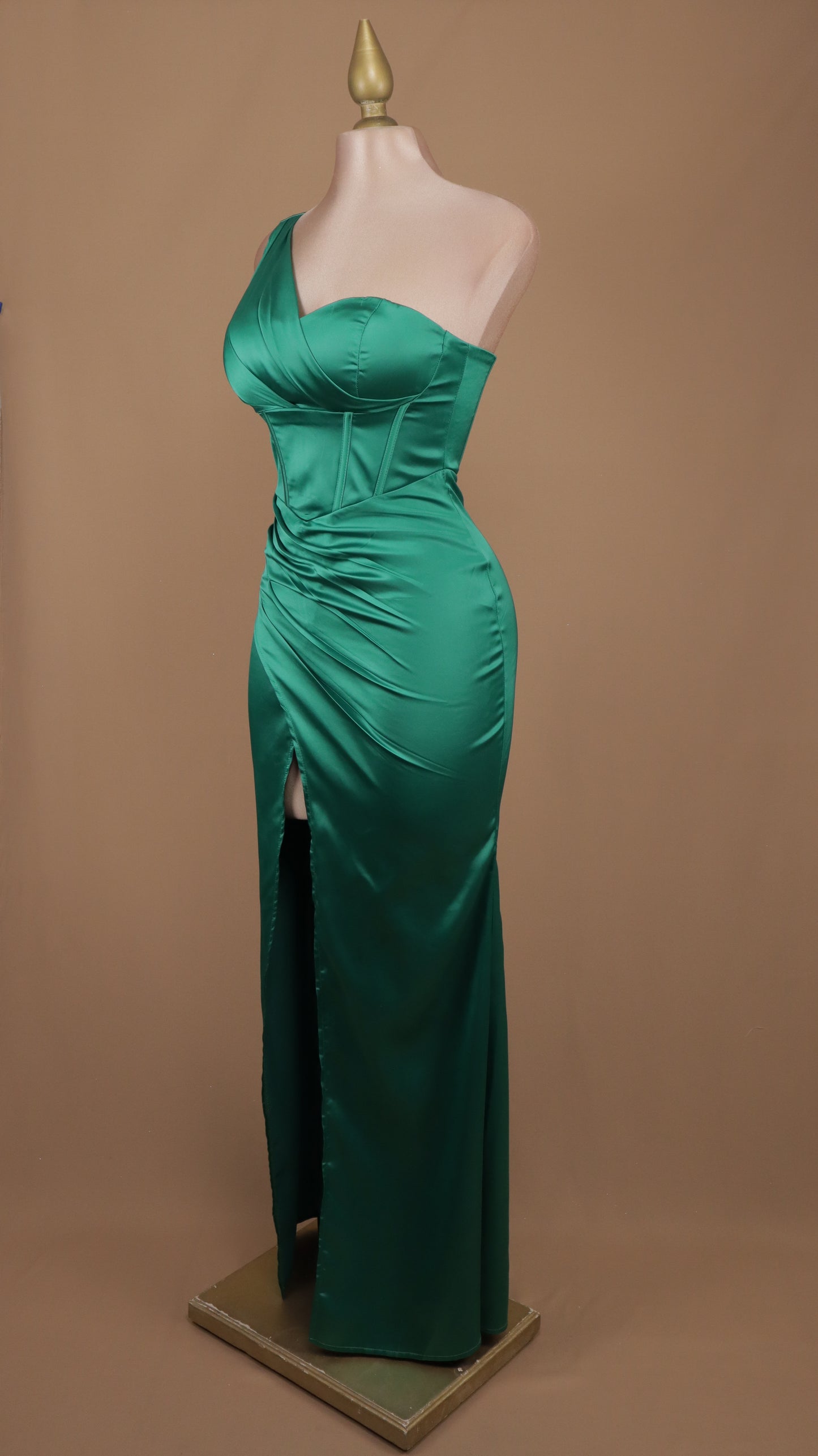 Vestido largo escote asimétrico satinado