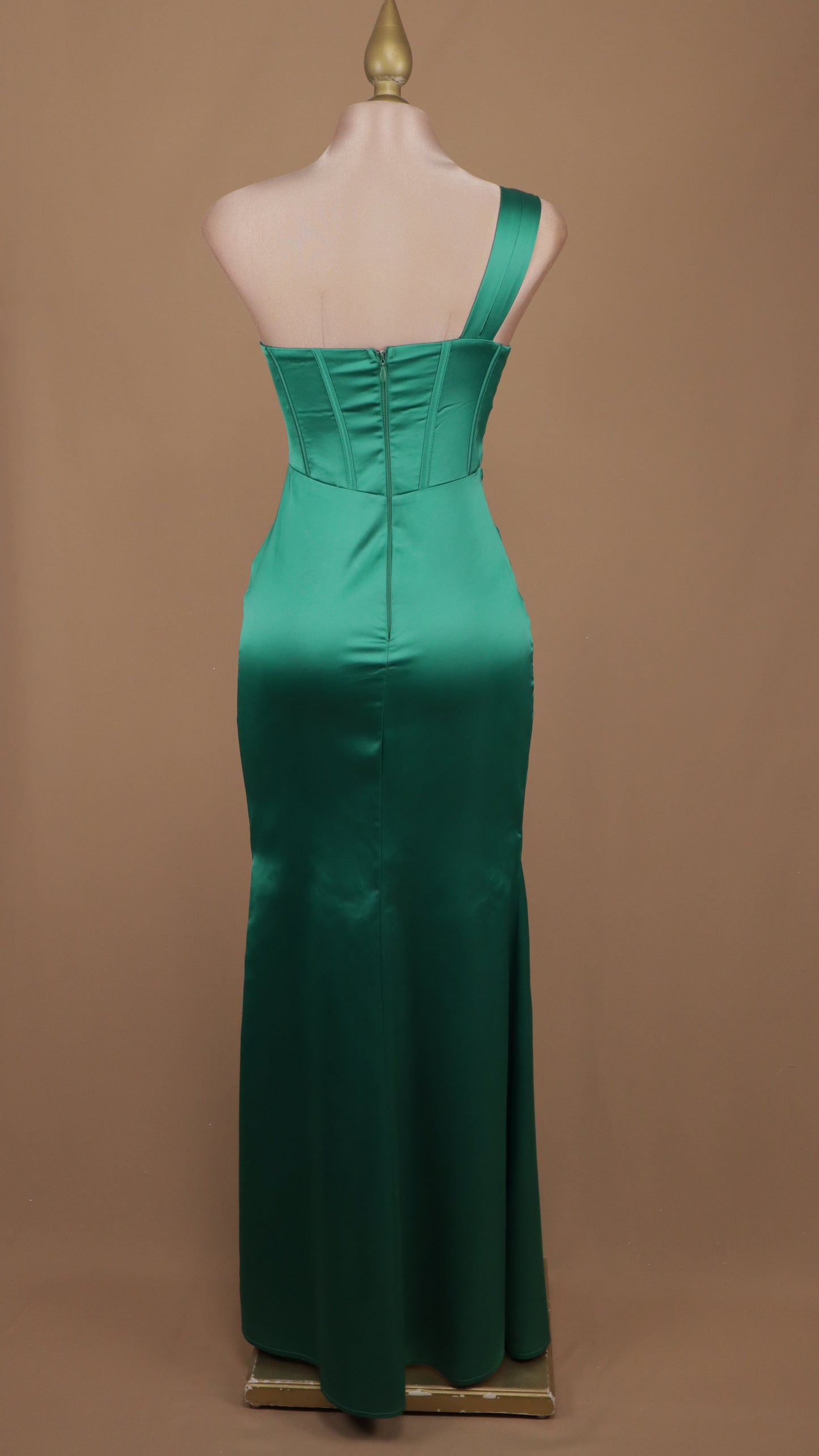 Vestido largo escote asimétrico satinado