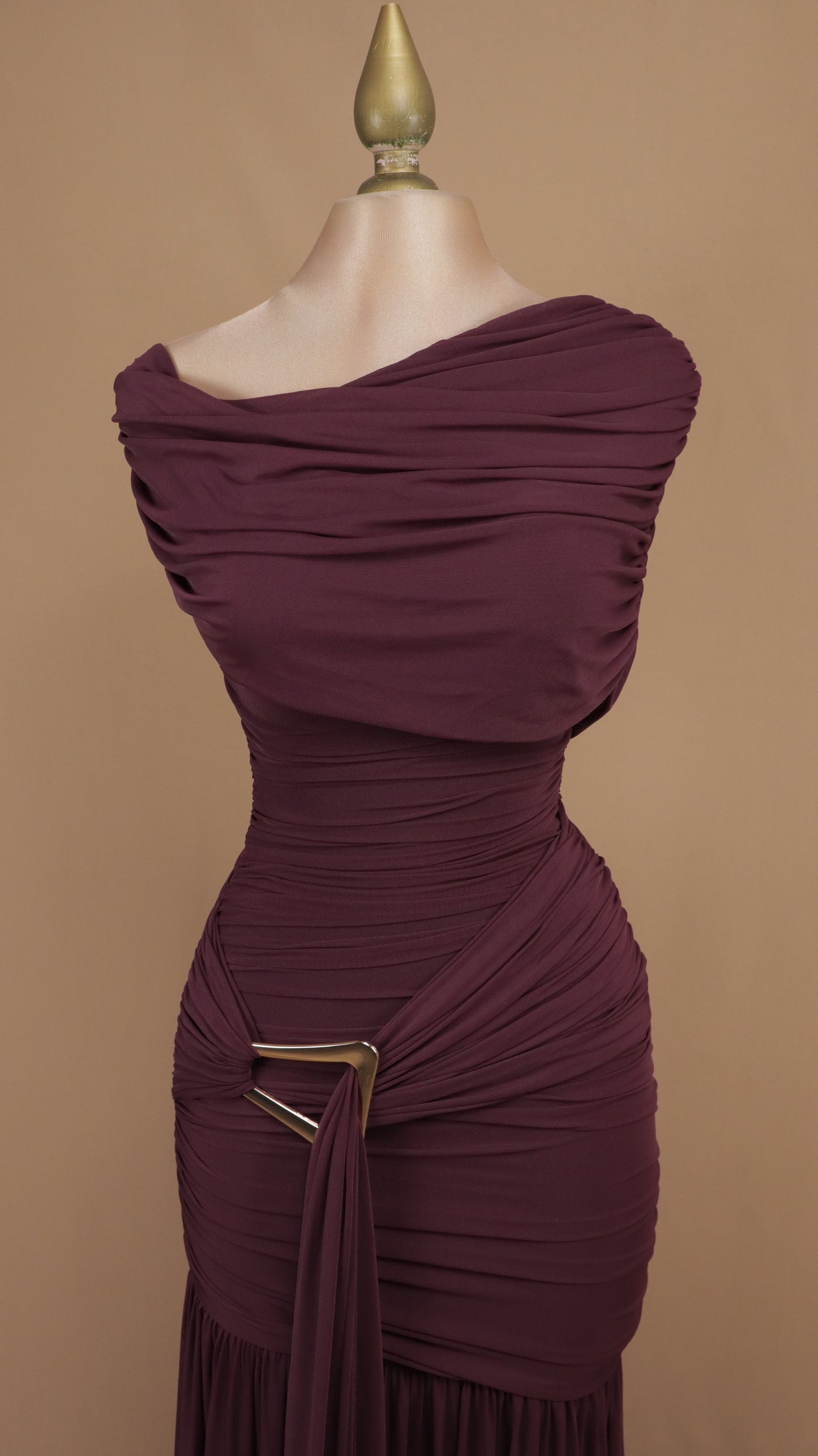 Vestido largo drapeado con hebilla metálica