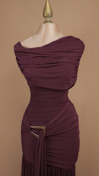 Vestido largo drapeado con hebilla metálica
