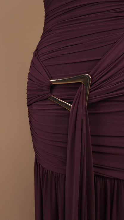 Vestido largo drapeado con hebilla metálica