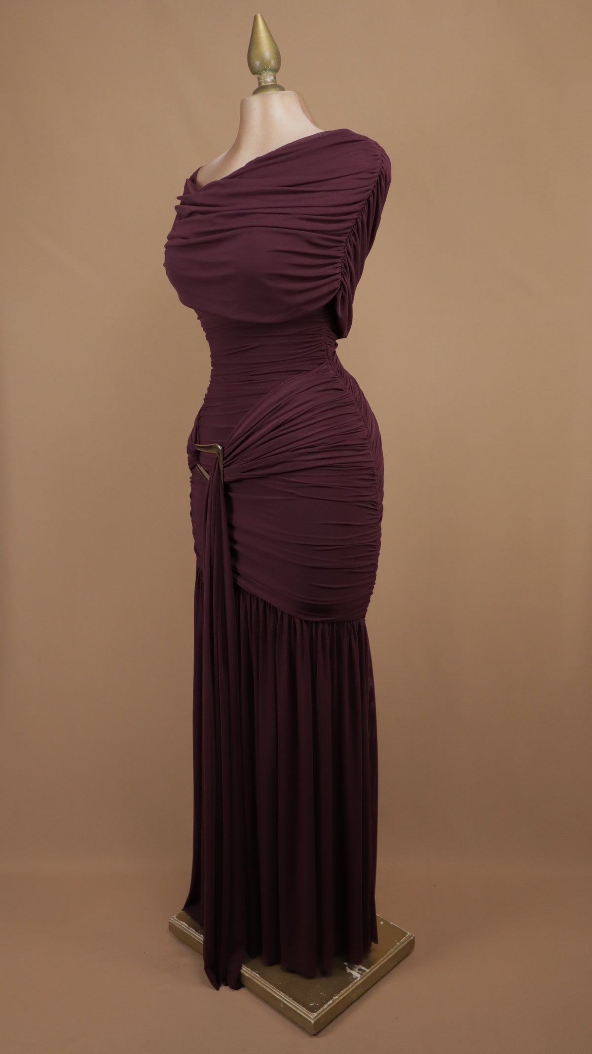 Vestido largo drapeado con hebilla metálica