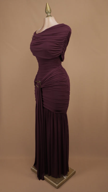 Vestido largo drapeado con hebilla metálica