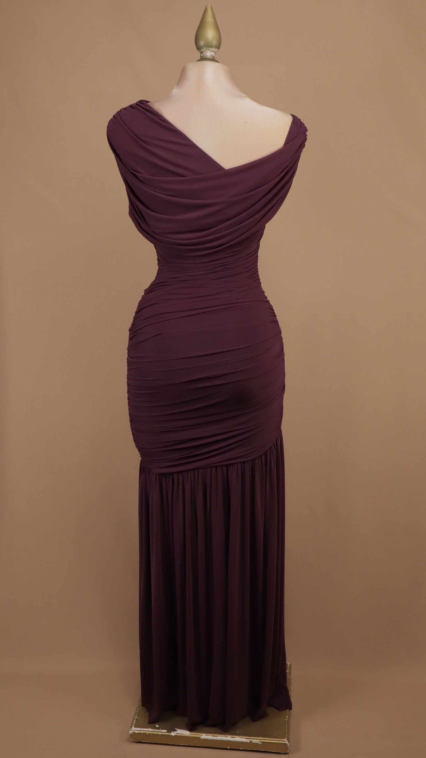 Vestido largo drapeado con hebilla metálica