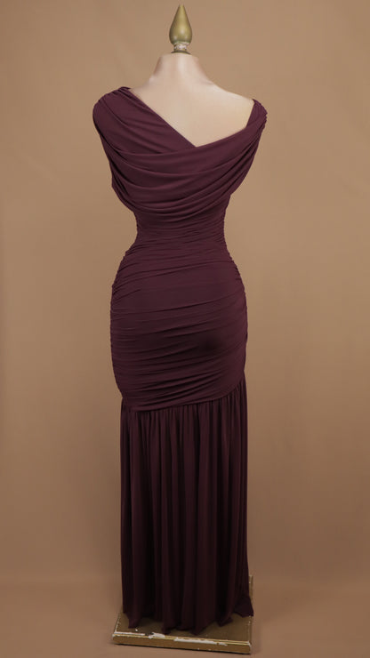 Vestido largo drapeado con hebilla metálica