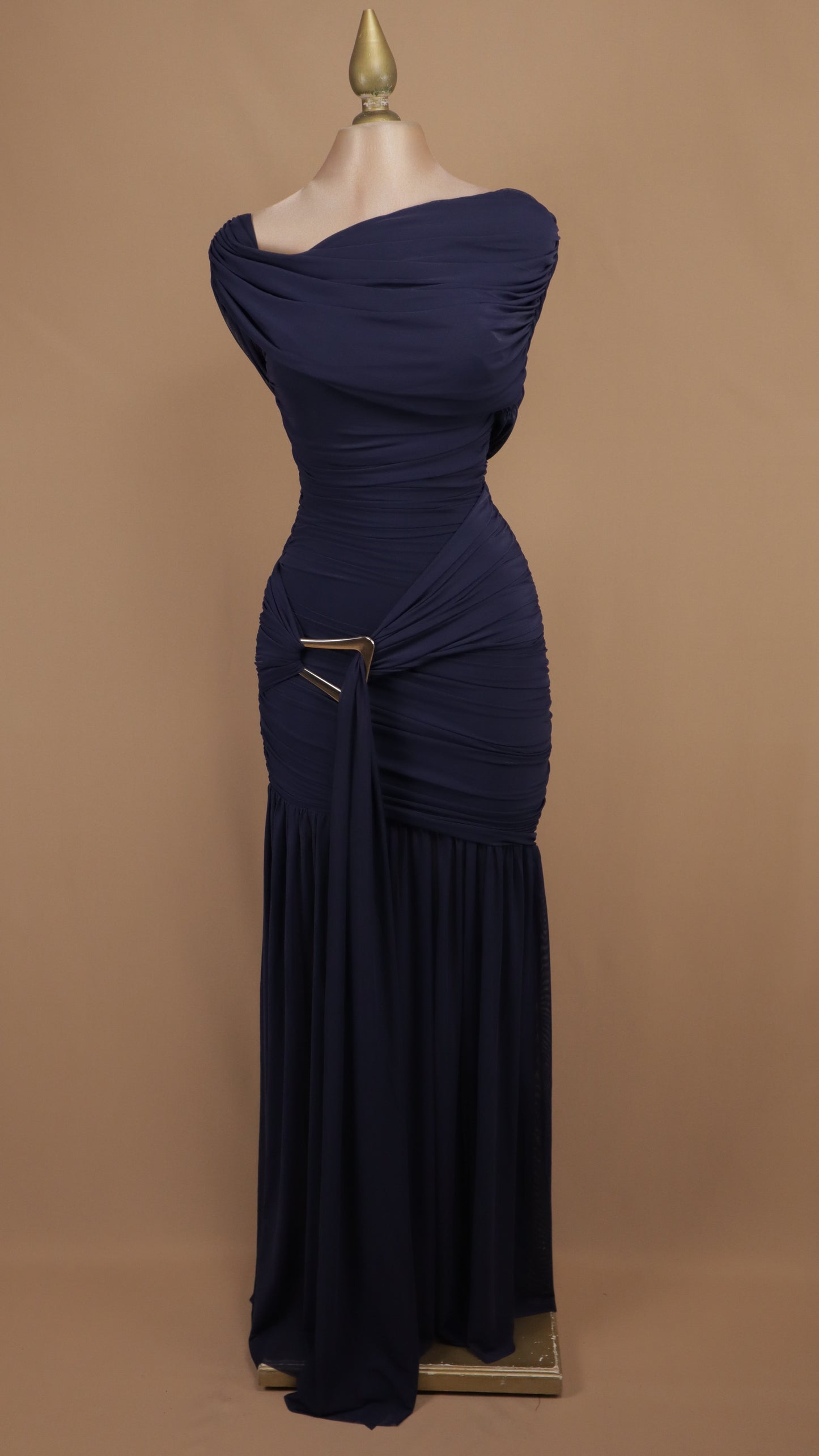 Vestido largo drapeado con hebilla metálica