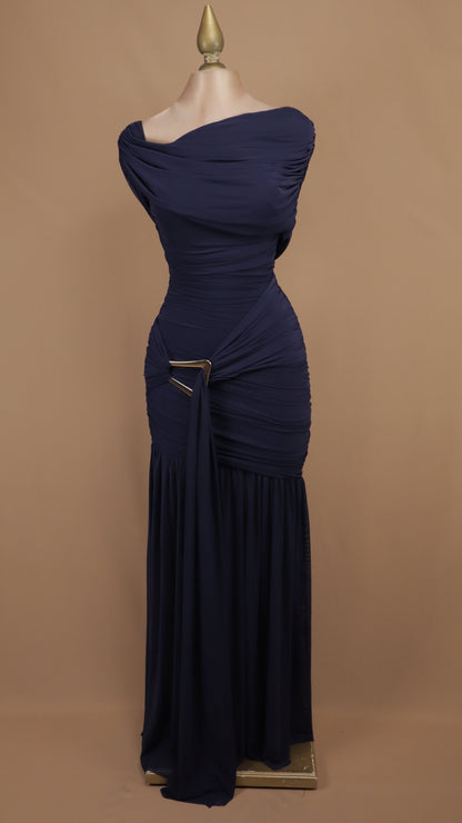 Vestido largo drapeado con hebilla metálica