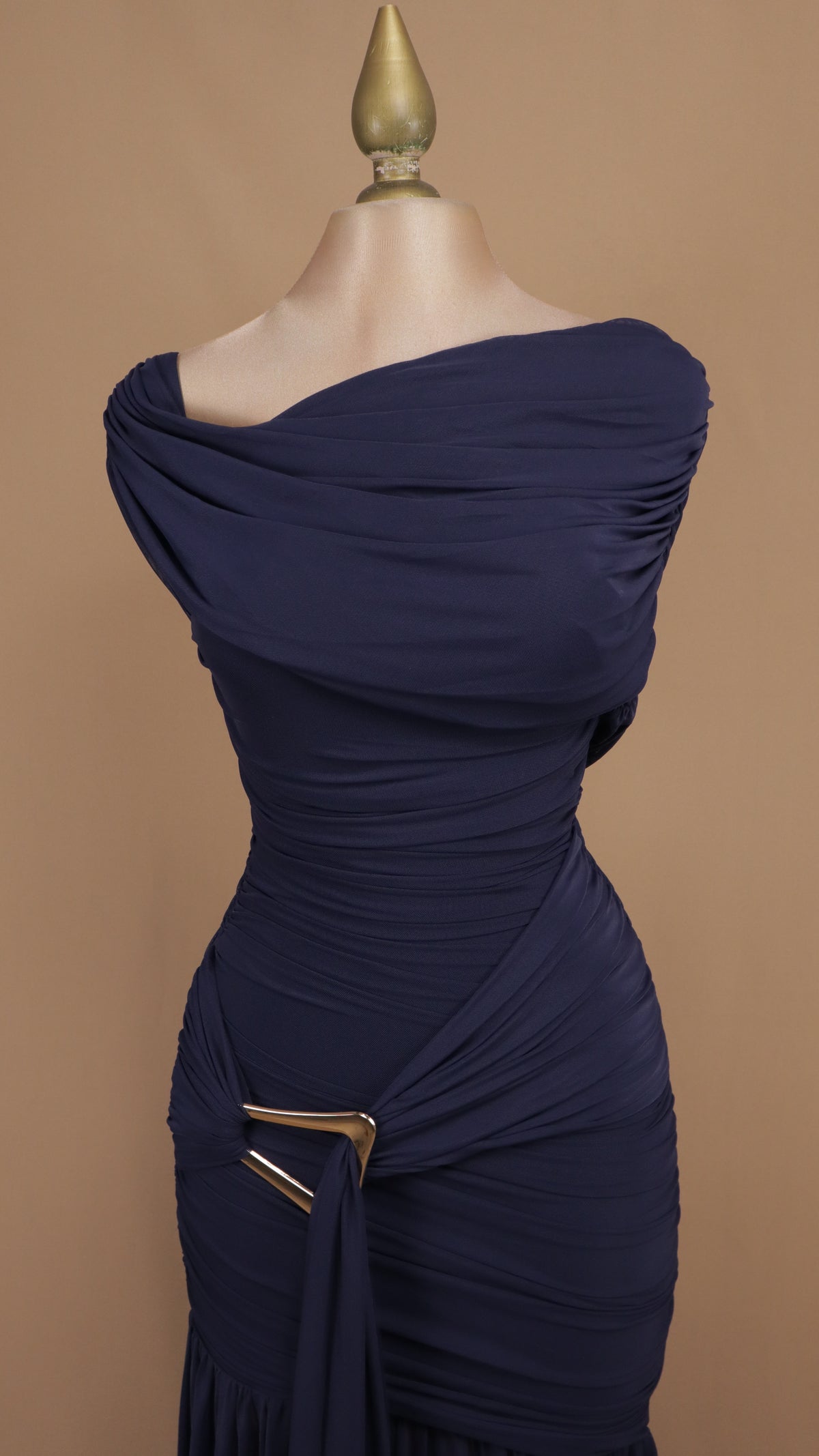 Vestido largo drapeado con hebilla metálica