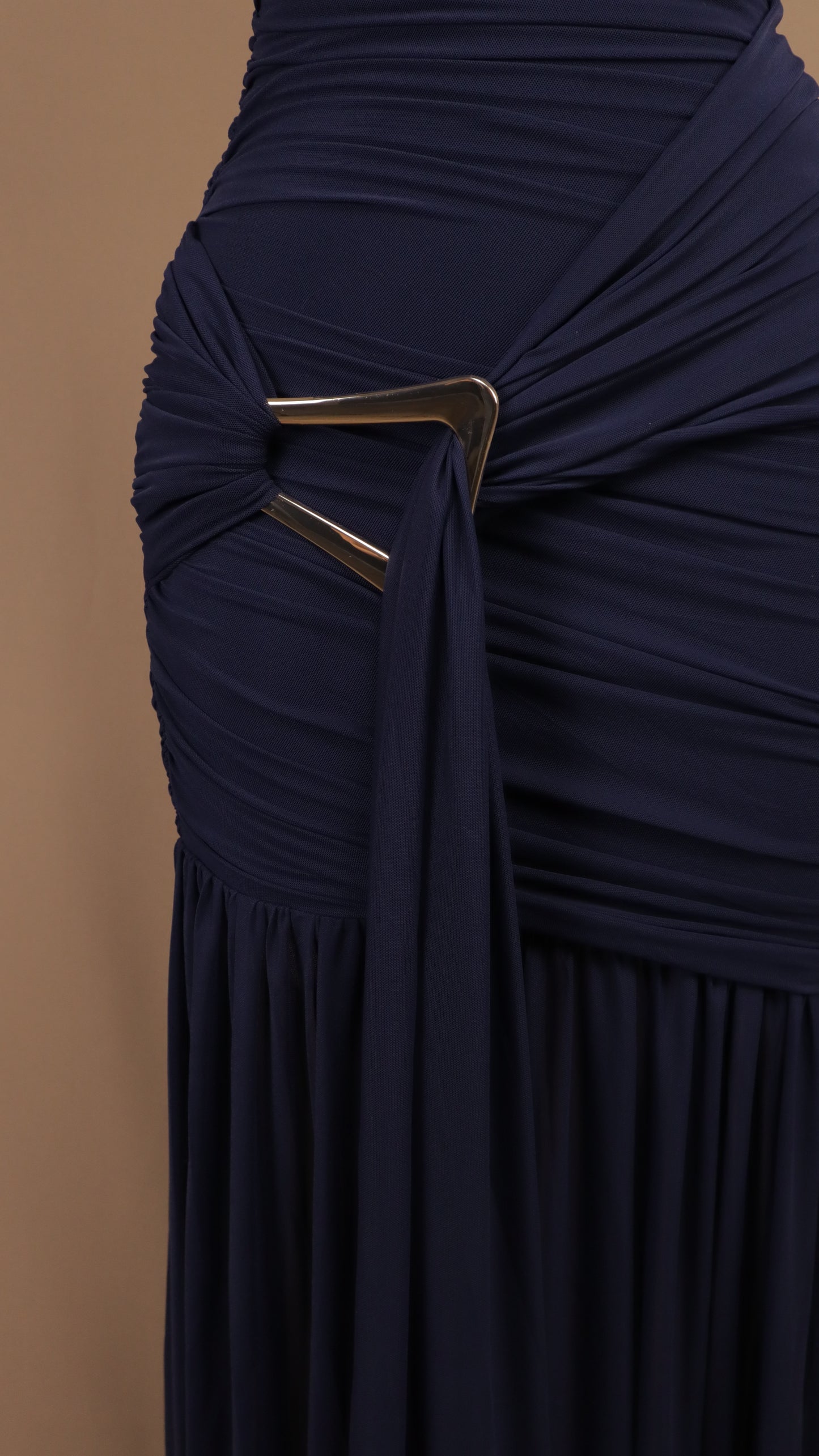 Vestido largo drapeado con hebilla metálica