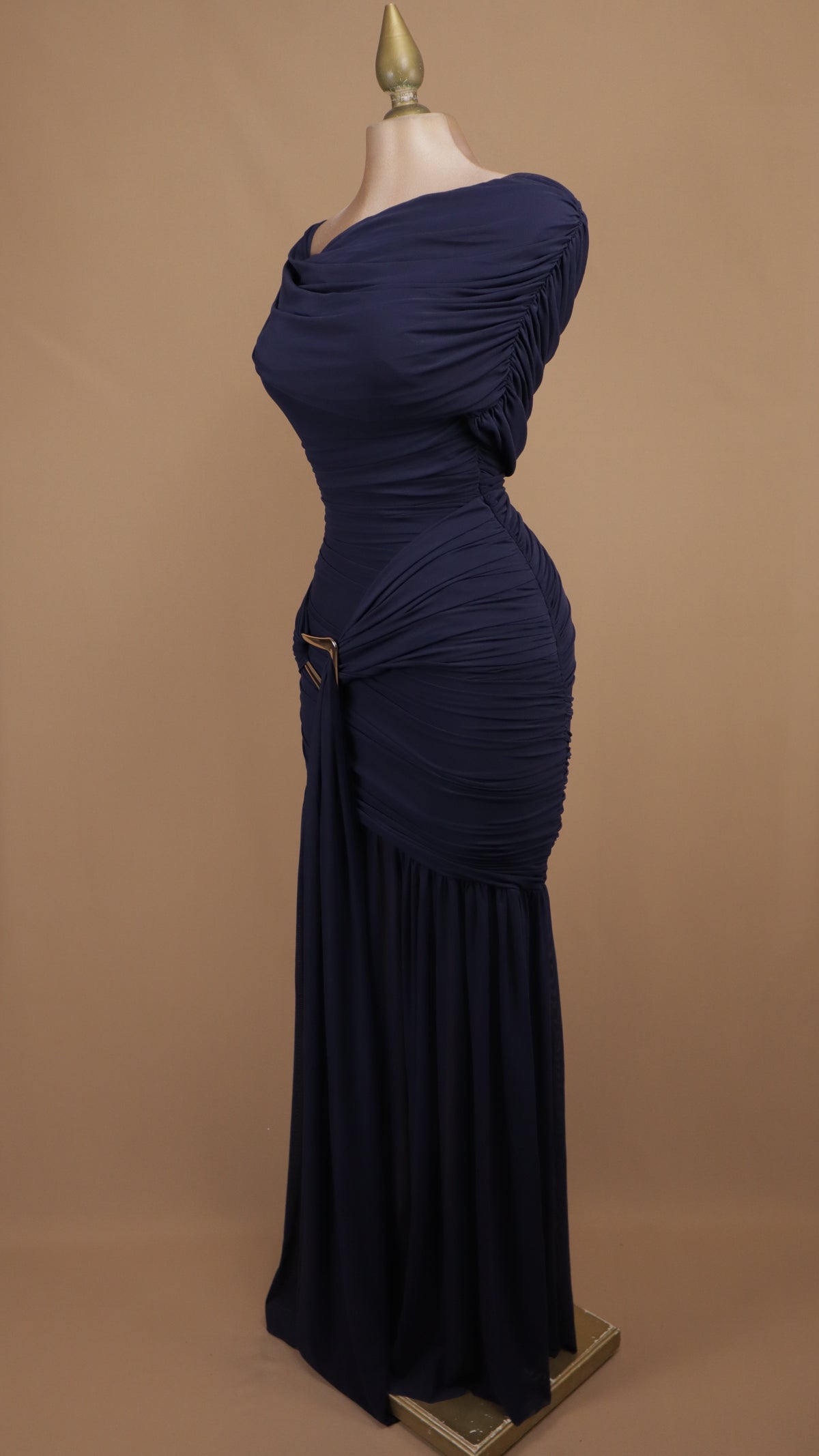 Vestido largo drapeado con hebilla metálica